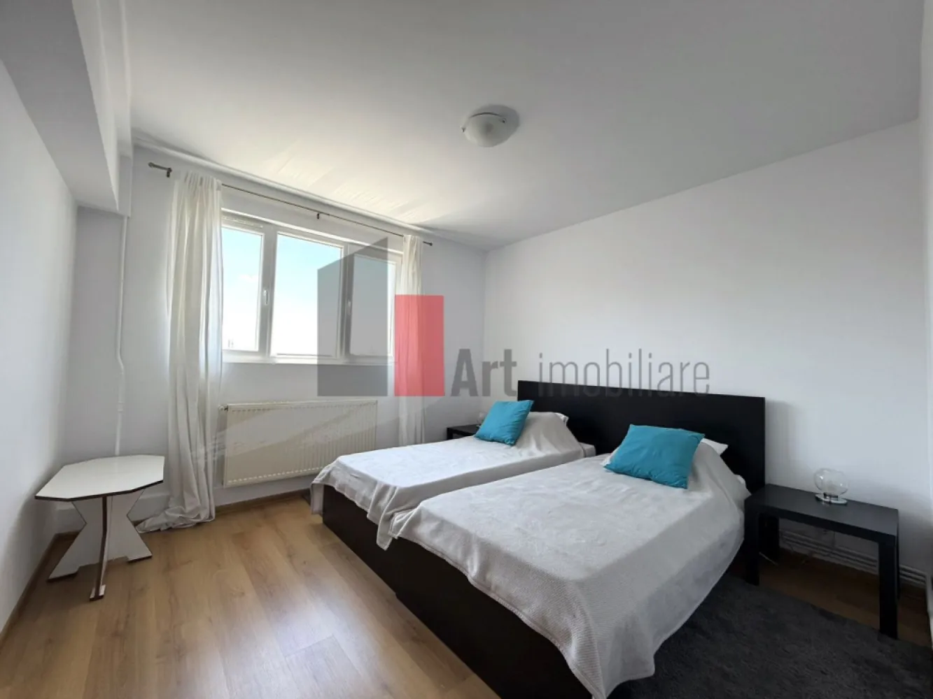 Apartament renovat, decomandat, luminos | Zona Dristor metrou - Va prezentam spre achizitie un apartament de 3 camere, decomandat, in suprafata totala de 73,51 mp din care suprafata utila de 68,67 mp si logie de 4,84 mp. 

Apartamentul se afla la etajul 10 din 10 intr-un bloc construit in anul 1975 si anvelopat termic (terasa refacuta) localizat pe bd Camil Ressu, stradal, la cca 90 de metri de statia de metrou Dristor 1. 
Printre avantajele locuirii la ultimul etaj amintim vederea libera, neobstructionata de alte cladiri si confortul de a nu avea vecini deasupra. Deasemenea fiind la ultimul etaj, proprietatea este foarte luminoasa, fiind orientata si spre Sud-Vest si spre Nord-Est. 

Proprietatea se compune din 2 dormitoare, sufragerie generoasa cu logie inchisa si spatiu de depozitare, bucatarie inchisa, baie cu cabina de dus si o debara pentru depozitare pe holul generos, care permite amenajarea unui dressing incapator. Apartamentul are centrala termica proprie si este proaspat zugravit si igienizat, parchetul si usile sunt noi-noute. 

Blocul este situat stradal, la cca 90 de metri de statia de metrou Dristor 1, la cca 80 de metri de statii de tramvai si bus iar in proximitate, la distanta de mers pe jos (5-10 minute) gasim farmacii, supermarketuri, cafenele, sucursale de banci, piata Ramnicu Sarat, mall Park Lake si parcul IOR. Zona, desi este tranzitata de bulevarde, este printre cele mai "verzi" zone din Bucuresti, beneficiind de verdeata si spatii aerisite. 

Proprietatea se vinde ca in fotografii, mai putin obiectele personale, iar pt mobilierul ramas se poate discuta eliberarea sau preluarea. 
Pretul este negociabil, comision 0.