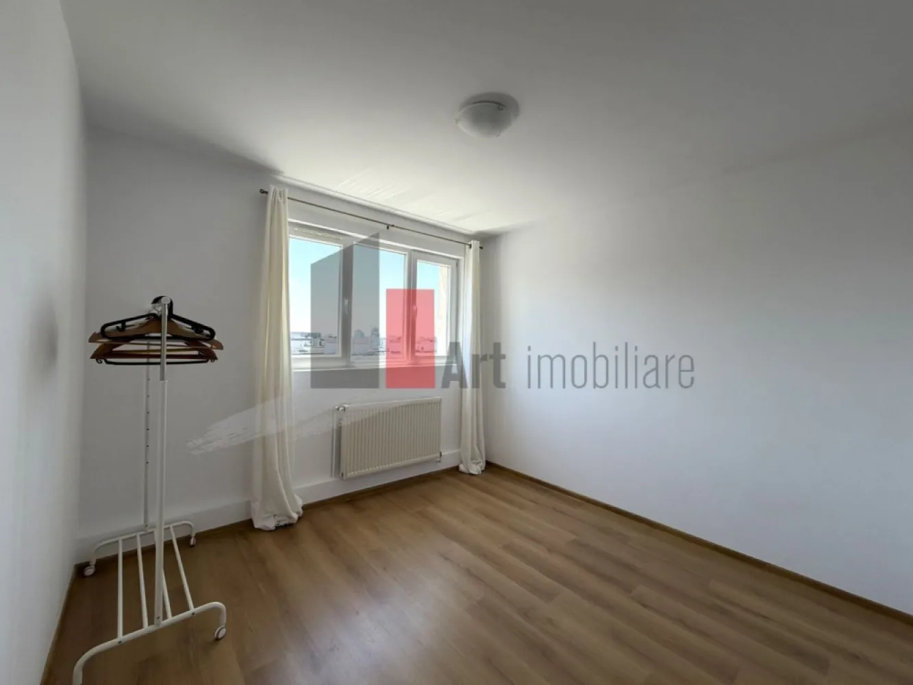Apartament renovat, decomandat, luminos | Zona Dristor metrou - Va prezentam spre achizitie un apartament de 3 camere, decomandat, in suprafata totala de 73,51 mp din care suprafata utila de 68,67 mp si logie de 4,84 mp. 

Apartamentul se afla la etajul 10 din 10 intr-un bloc construit in anul 1975 si anvelopat termic (terasa refacuta) localizat pe bd Camil Ressu, stradal, la cca 90 de metri de statia de metrou Dristor 1. 
Printre avantajele locuirii la ultimul etaj amintim vederea libera, neobstructionata de alte cladiri si confortul de a nu avea vecini deasupra. Deasemenea fiind la ultimul etaj, proprietatea este foarte luminoasa, fiind orientata si spre Sud-Vest si spre Nord-Est. 

Proprietatea se compune din 2 dormitoare, sufragerie generoasa cu logie inchisa si spatiu de depozitare, bucatarie inchisa, baie cu cabina de dus si o debara pentru depozitare pe holul generos, care permite amenajarea unui dressing incapator. Apartamentul are centrala termica proprie si este proaspat zugravit si igienizat, parchetul si usile sunt noi-noute. 

Blocul este situat stradal, la cca 90 de metri de statia de metrou Dristor 1, la cca 80 de metri de statii de tramvai si bus iar in proximitate, la distanta de mers pe jos (5-10 minute) gasim farmacii, supermarketuri, cafenele, sucursale de banci, piata Ramnicu Sarat, mall Park Lake si parcul IOR. Zona, desi este tranzitata de bulevarde, este printre cele mai "verzi" zone din Bucuresti, beneficiind de verdeata si spatii aerisite. 

Proprietatea se vinde ca in fotografii, mai putin obiectele personale, iar pt mobilierul ramas se poate discuta eliberarea sau preluarea. 
Pretul este negociabil, comision 0.