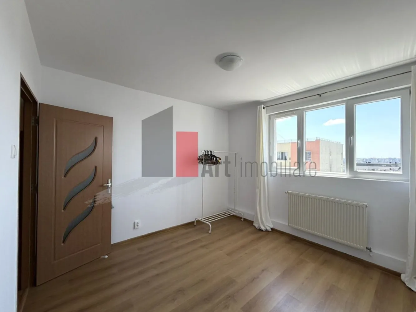 Apartament renovat, decomandat, luminos | Zona Dristor metrou - Va prezentam spre achizitie un apartament de 3 camere, decomandat, in suprafata totala de 73,51 mp din care suprafata utila de 68,67 mp si logie de 4,84 mp. 

Apartamentul se afla la etajul 10 din 10 intr-un bloc construit in anul 1975 si anvelopat termic (terasa refacuta) localizat pe bd Camil Ressu, stradal, la cca 90 de metri de statia de metrou Dristor 1. 
Printre avantajele locuirii la ultimul etaj amintim vederea libera, neobstructionata de alte cladiri si confortul de a nu avea vecini deasupra. Deasemenea fiind la ultimul etaj, proprietatea este foarte luminoasa, fiind orientata si spre Sud-Vest si spre Nord-Est. 

Proprietatea se compune din 2 dormitoare, sufragerie generoasa cu logie inchisa si spatiu de depozitare, bucatarie inchisa, baie cu cabina de dus si o debara pentru depozitare pe holul generos, care permite amenajarea unui dressing incapator. Apartamentul are centrala termica proprie si este proaspat zugravit si igienizat, parchetul si usile sunt noi-noute. 

Blocul este situat stradal, la cca 90 de metri de statia de metrou Dristor 1, la cca 80 de metri de statii de tramvai si bus iar in proximitate, la distanta de mers pe jos (5-10 minute) gasim farmacii, supermarketuri, cafenele, sucursale de banci, piata Ramnicu Sarat, mall Park Lake si parcul IOR. Zona, desi este tranzitata de bulevarde, este printre cele mai "verzi" zone din Bucuresti, beneficiind de verdeata si spatii aerisite. 

Proprietatea se vinde ca in fotografii, mai putin obiectele personale, iar pt mobilierul ramas se poate discuta eliberarea sau preluarea. 
Pretul este negociabil, comision 0.