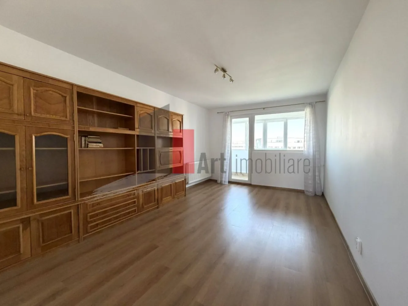 Apartament renovat, decomandat, luminos | Zona Dristor metrou - Va prezentam spre achizitie un apartament de 3 camere, decomandat, in suprafata totala de 73,51 mp din care suprafata utila de 68,67 mp si logie de 4,84 mp. 

Apartamentul se afla la etajul 10 din 10 intr-un bloc construit in anul 1975 si anvelopat termic (terasa refacuta) localizat pe bd Camil Ressu, stradal, la cca 90 de metri de statia de metrou Dristor 1. 
Printre avantajele locuirii la ultimul etaj amintim vederea libera, neobstructionata de alte cladiri si confortul de a nu avea vecini deasupra. Deasemenea fiind la ultimul etaj, proprietatea este foarte luminoasa, fiind orientata si spre Sud-Vest si spre Nord-Est. 

Proprietatea se compune din 2 dormitoare, sufragerie generoasa cu logie inchisa si spatiu de depozitare, bucatarie inchisa, baie cu cabina de dus si o debara pentru depozitare pe holul generos, care permite amenajarea unui dressing incapator. Apartamentul are centrala termica proprie si este proaspat zugravit si igienizat, parchetul si usile sunt noi-noute. 

Blocul este situat stradal, la cca 90 de metri de statia de metrou Dristor 1, la cca 80 de metri de statii de tramvai si bus iar in proximitate, la distanta de mers pe jos (5-10 minute) gasim farmacii, supermarketuri, cafenele, sucursale de banci, piata Ramnicu Sarat, mall Park Lake si parcul IOR. Zona, desi este tranzitata de bulevarde, este printre cele mai "verzi" zone din Bucuresti, beneficiind de verdeata si spatii aerisite. 

Proprietatea se vinde ca in fotografii, mai putin obiectele personale, iar pt mobilierul ramas se poate discuta eliberarea sau preluarea. 
Pretul este negociabil, comision 0.