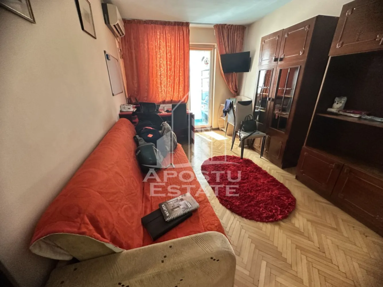 Apartament cu 2 camere, 41 mp, zona Sagului, Semidecomandat - Agentia imobiliara APOSTU ESTATE va propune spre vanzare un apartament cu 2 camere, in zona Calea Sagului din Timisoara, judetul Timis, o zona apreciata pentru accesul facil catre mijloacele de transport, centre comerciale si numeroase puncte de interes.    

Locuinta are o suprafata utila de 41 mp.

    Compartimentare eficienta:     
-Hol de acces.
  -Bucatarie inchisa, mobilata si utilata cu masina de spalat vase.
  -Living room luminos, mobilat.
-Dormitor matrimonial.

    Dotari si beneficii:
    -Incalzire prin centrala proprie.
  
-Se vinde complet mobilat si utilat.
 
-Geamuri termopan.  
-Usa metalica la intrare.  
-Disponibil imediat.    

Pozitie excelenta:    

-acces rapid catre mijloacele de transport in comun.  -in apropiere de magazine, farmacii, banci, liceu, gradinita si alte facilitati.  

-conexiune facila catre principalele artere ale orasului.  

-Apartamentul este ideal atat pentru locuinta proprie, cat si pentru investitie, datorita amplasarii avantajoase si a costurilor reduse de exploatare.    

Pretul este negociabil.

    Agentia imobiliara Apostu Estate va ofera consultanta bancara gratuita prin intermediul colaboratorilor nostri pentru alegerea celui mai potrivit tip de credit, astfel incat tu sa devii noul proprietar al acestei proprietati.

    Va asteptam cu drag la o vizionare!   ID intern: CP3216039