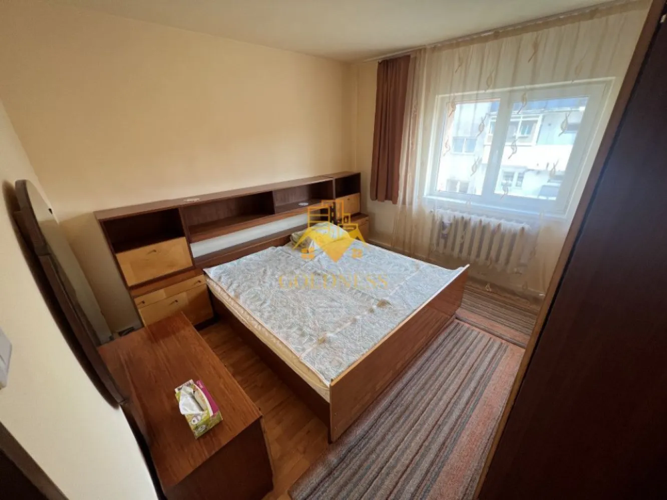 3 camere, decomante, Grigorescu, zona Parcul Rozelor, BT, MOL, 1 Dec - GOLDNESS Imobiliare vă propune spre vanzare un apartament cu 3 camere decomandate, complet mobilat și utilat, la etajul 4 într-un imobil de 4 etaje, în cartierul Grigorescu pe str. Profesor Ciortea.
 Apartamentul este compartimentat astfel:
 - dormitor cu pat matrimonial, spatiu pentru depozitare
 - dormitor cu canapea extensibila, spatiu pentru depozitare
 - dormitor cu canapea extensibila, spatiu pentru depozitare
 - baie cu vana, calorifer port prosop inox și dulap pentru depozitare.
 - baie de serviciu
 - balcon de 3.2 mp

Imobilul este dotat cu toate cele necesare- centrală proprie, mașină de spălat haine, frigider, plită electrică, hotă, etc. 
Se află în apropierea stațiilor de transport în comun, magazine, restaurante, spații verzi, farmacii, etc. 
Posibilitate de parcare in zona !

Dacă sunteți interesați de acest apartament și doriți să îl vizionați, dar și pentru alte oferte sau detalii nu ezitați să ne contactați telefonic sau prin e-mail - goldnessimobiliare@gmail.com. Vă stăm la dispoziție!
