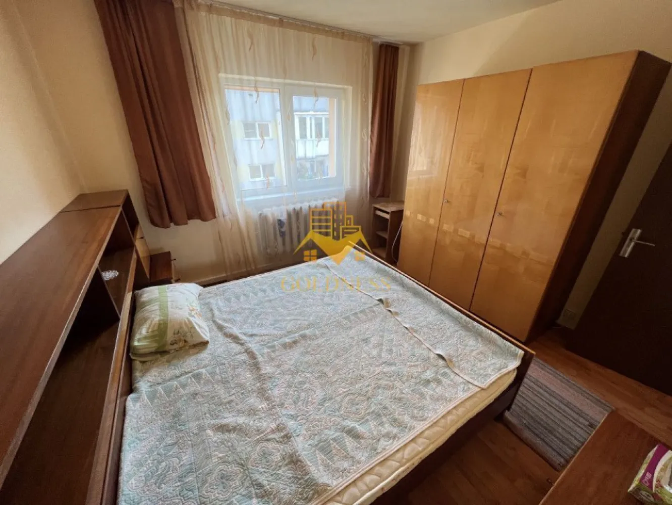 3 camere, decomante, Grigorescu, zona Parcul Rozelor, BT, MOL, 1 Dec - GOLDNESS Imobiliare vă propune spre vanzare un apartament cu 3 camere decomandate, complet mobilat și utilat, la etajul 4 într-un imobil de 4 etaje, în cartierul Grigorescu pe str. Profesor Ciortea.
 Apartamentul este compartimentat astfel:
 - dormitor cu pat matrimonial, spatiu pentru depozitare
 - dormitor cu canapea extensibila, spatiu pentru depozitare
 - dormitor cu canapea extensibila, spatiu pentru depozitare
 - baie cu vana, calorifer port prosop inox și dulap pentru depozitare.
 - baie de serviciu
 - balcon de 3.2 mp

Imobilul este dotat cu toate cele necesare- centrală proprie, mașină de spălat haine, frigider, plită electrică, hotă, etc. 
Se află în apropierea stațiilor de transport în comun, magazine, restaurante, spații verzi, farmacii, etc. 
Posibilitate de parcare in zona !

Dacă sunteți interesați de acest apartament și doriți să îl vizionați, dar și pentru alte oferte sau detalii nu ezitați să ne contactați telefonic sau prin e-mail - goldnessimobiliare@gmail.com. Vă stăm la dispoziție!