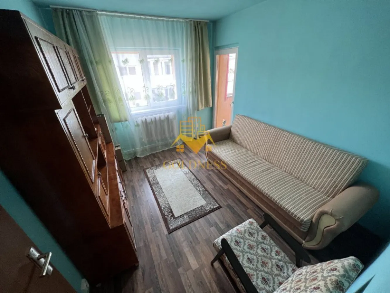 3 camere, decomante, Grigorescu, zona Parcul Rozelor, BT, MOL, 1 Dec - GOLDNESS Imobiliare vă propune spre vanzare un apartament cu 3 camere decomandate, complet mobilat și utilat, la etajul 4 într-un imobil de 4 etaje, în cartierul Grigorescu pe str. Profesor Ciortea.
 Apartamentul este compartimentat astfel:
 - dormitor cu pat matrimonial, spatiu pentru depozitare
 - dormitor cu canapea extensibila, spatiu pentru depozitare
 - dormitor cu canapea extensibila, spatiu pentru depozitare
 - baie cu vana, calorifer port prosop inox și dulap pentru depozitare.
 - baie de serviciu
 - balcon de 3.2 mp

Imobilul este dotat cu toate cele necesare- centrală proprie, mașină de spălat haine, frigider, plită electrică, hotă, etc. 
Se află în apropierea stațiilor de transport în comun, magazine, restaurante, spații verzi, farmacii, etc. 
Posibilitate de parcare in zona !

Dacă sunteți interesați de acest apartament și doriți să îl vizionați, dar și pentru alte oferte sau detalii nu ezitați să ne contactați telefonic sau prin e-mail - goldnessimobiliare@gmail.com. Vă stăm la dispoziție!