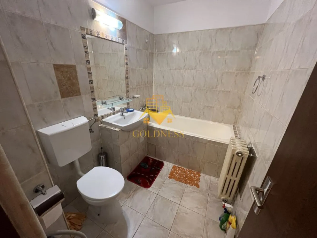 3 camere, decomante, Grigorescu, zona Parcul Rozelor, BT, MOL, 1 Dec - GOLDNESS Imobiliare vă propune spre vanzare un apartament cu 3 camere decomandate, complet mobilat și utilat, la etajul 4 într-un imobil de 4 etaje, în cartierul Grigorescu pe str. Profesor Ciortea.
 Apartamentul este compartimentat astfel:
 - dormitor cu pat matrimonial, spatiu pentru depozitare
 - dormitor cu canapea extensibila, spatiu pentru depozitare
 - dormitor cu canapea extensibila, spatiu pentru depozitare
 - baie cu vana, calorifer port prosop inox și dulap pentru depozitare.
 - baie de serviciu
 - balcon de 3.2 mp

Imobilul este dotat cu toate cele necesare- centrală proprie, mașină de spălat haine, frigider, plită electrică, hotă, etc. 
Se află în apropierea stațiilor de transport în comun, magazine, restaurante, spații verzi, farmacii, etc. 
Posibilitate de parcare in zona !

Dacă sunteți interesați de acest apartament și doriți să îl vizionați, dar și pentru alte oferte sau detalii nu ezitați să ne contactați telefonic sau prin e-mail - goldnessimobiliare@gmail.com. Vă stăm la dispoziție!
