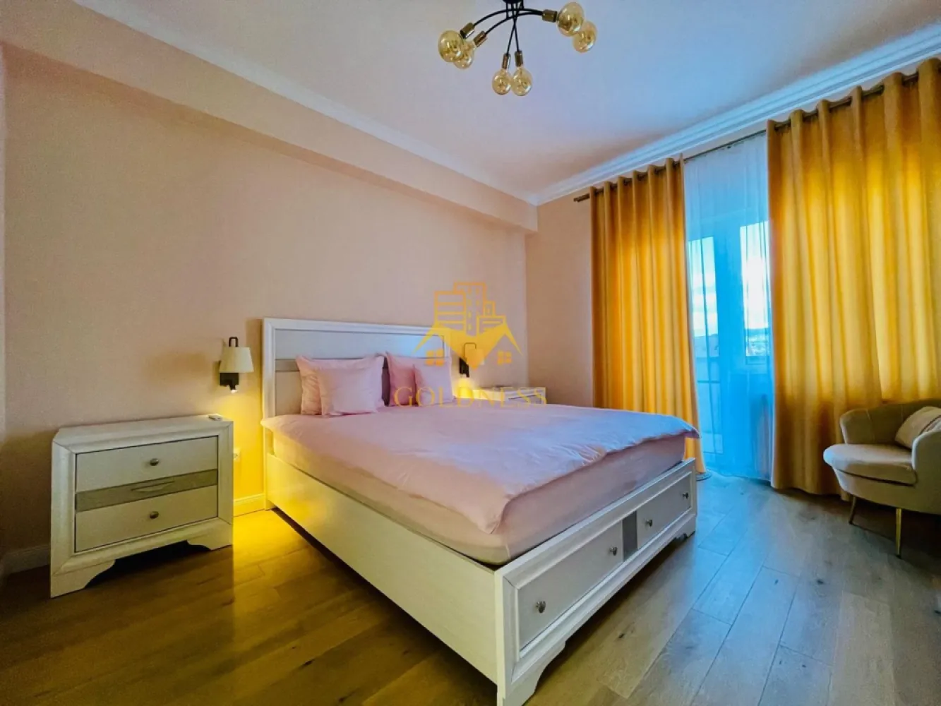 3 camere, premium, bloc nou, parcare, Buna Ziua Zona LIDL, Fagului - GOLDNESS Imobiliare vă propune spre închiriere un apartament cu 3 camere complet mobilat și utilat, la etajul 2 într-un imobil de 2 etaje, în Cartierul Buna Ziua.
Dispune de loc de parcare exterior inclus in pret!
Se află în apropierea stațiilor de transport în comun, magazine, restaurante, spații verzi, farmacii, etc. 

Apartamentul este compartimentat astfel:
 - dormitor cu pat matrimonial, dressing, noptiere
 - al 2 lea dormitor se mobileaza la cerere.
 - living cu bucatarie open space complet utilată și mobilată, canapea extensibilă, loc de servit masa 
 - baie cu cabina de dus, calorifer port prosop și dulap pentru depozitare.
 - baie de serviciu
 - terasa de 25 mp.

Imobilul este dotat cu toate cele necesare- centrală proprie, frigider, aragaz, hotă, mașină de spălat haine, etc. 

Dacă sunteți interesați de acest apartament și doriți să îl vizionați, dar și pentru alte oferte nu ezitați să ne contactați telefonic sau prin e-mail. Vă stăm la dispoziție!
Pentru intermediere se percepe un comision de 50% din prețul chiriei!