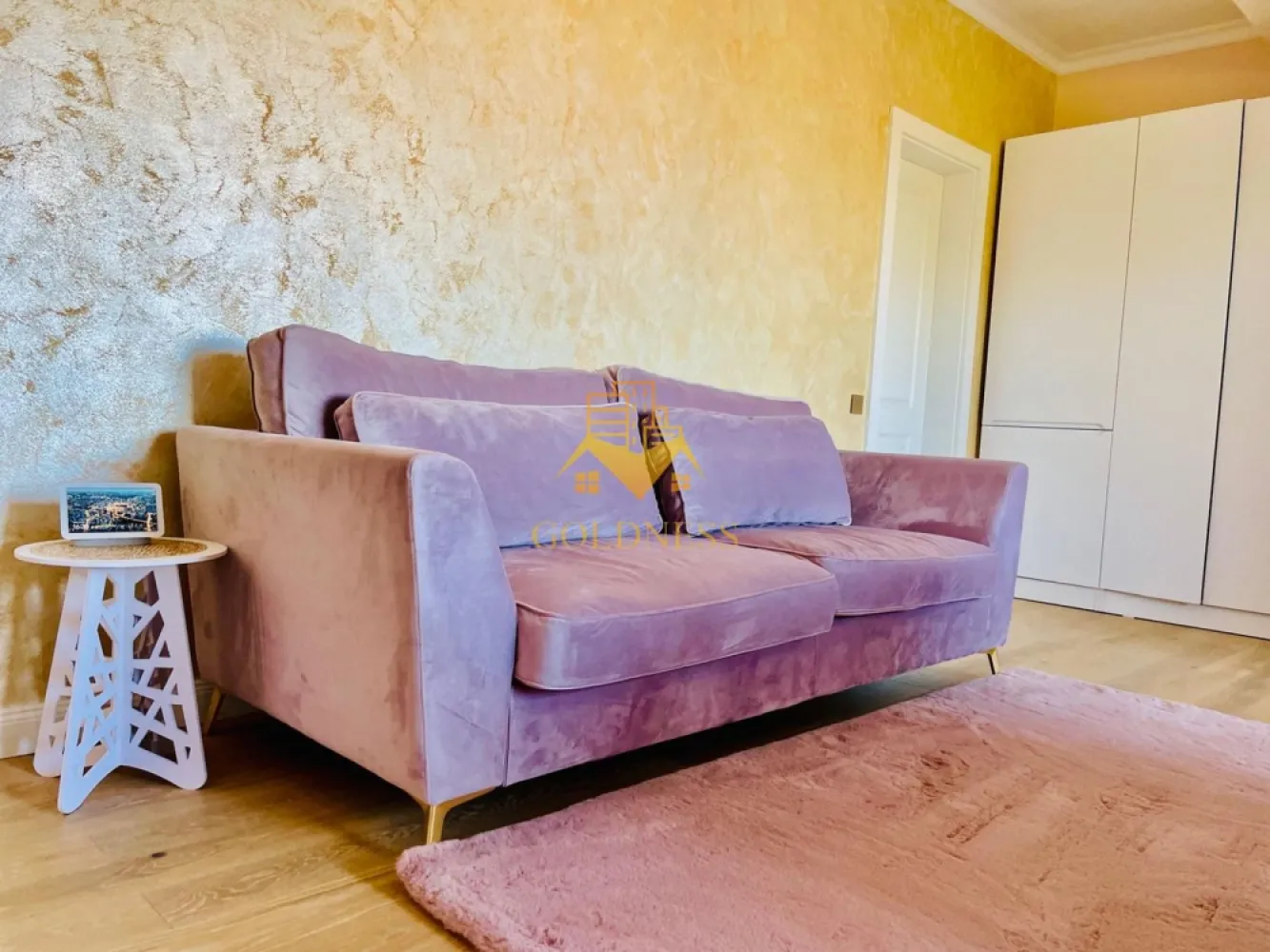 3 camere, premium, bloc nou, parcare, Buna Ziua Zona LIDL, Fagului - GOLDNESS Imobiliare vă propune spre închiriere un apartament cu 3 camere complet mobilat și utilat, la etajul 2 într-un imobil de 2 etaje, în Cartierul Buna Ziua.
Dispune de loc de parcare exterior inclus in pret!
Se află în apropierea stațiilor de transport în comun, magazine, restaurante, spații verzi, farmacii, etc. 

Apartamentul este compartimentat astfel:
 - dormitor cu pat matrimonial, dressing, noptiere
 - al 2 lea dormitor se mobileaza la cerere.
 - living cu bucatarie open space complet utilată și mobilată, canapea extensibilă, loc de servit masa 
 - baie cu cabina de dus, calorifer port prosop și dulap pentru depozitare.
 - baie de serviciu
 - terasa de 25 mp.

Imobilul este dotat cu toate cele necesare- centrală proprie, frigider, aragaz, hotă, mașină de spălat haine, etc. 

Dacă sunteți interesați de acest apartament și doriți să îl vizionați, dar și pentru alte oferte nu ezitați să ne contactați telefonic sau prin e-mail. Vă stăm la dispoziție!
Pentru intermediere se percepe un comision de 50% din prețul chiriei!