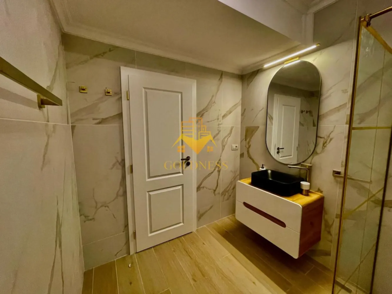 3 camere, premium, bloc nou, parcare, Buna Ziua Zona LIDL, Fagului - GOLDNESS Imobiliare vă propune spre închiriere un apartament cu 3 camere complet mobilat și utilat, la etajul 2 într-un imobil de 2 etaje, în Cartierul Buna Ziua.
Dispune de loc de parcare exterior inclus in pret!
Se află în apropierea stațiilor de transport în comun, magazine, restaurante, spații verzi, farmacii, etc. 

Apartamentul este compartimentat astfel:
 - dormitor cu pat matrimonial, dressing, noptiere
 - al 2 lea dormitor se mobileaza la cerere.
 - living cu bucatarie open space complet utilată și mobilată, canapea extensibilă, loc de servit masa 
 - baie cu cabina de dus, calorifer port prosop și dulap pentru depozitare.
 - baie de serviciu
 - terasa de 25 mp.

Imobilul este dotat cu toate cele necesare- centrală proprie, frigider, aragaz, hotă, mașină de spălat haine, etc. 

Dacă sunteți interesați de acest apartament și doriți să îl vizionați, dar și pentru alte oferte nu ezitați să ne contactați telefonic sau prin e-mail. Vă stăm la dispoziție!
Pentru intermediere se percepe un comision de 50% din prețul chiriei!