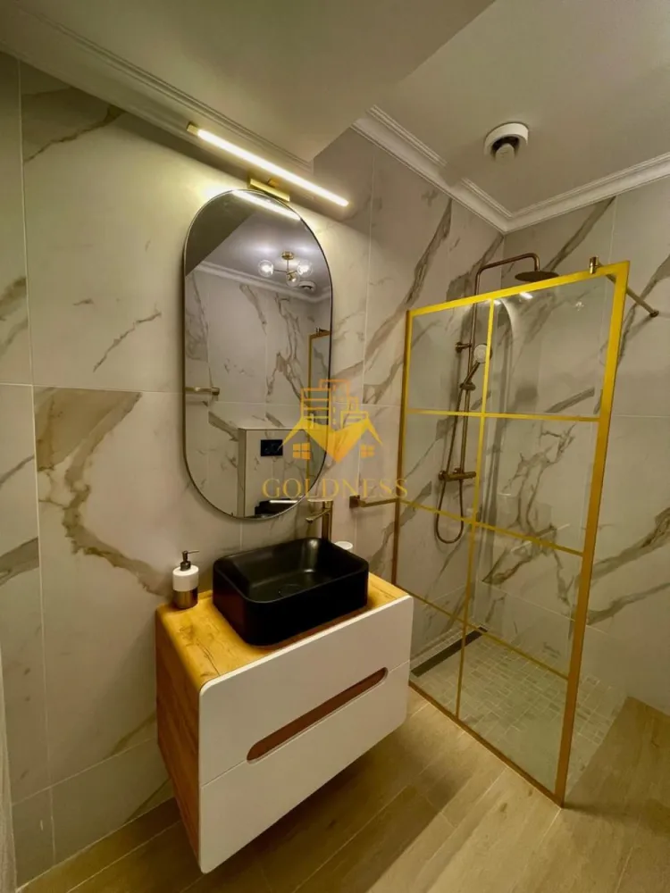 3 camere, premium, bloc nou, parcare, Buna Ziua Zona LIDL, Fagului - GOLDNESS Imobiliare vă propune spre închiriere un apartament cu 3 camere complet mobilat și utilat, la etajul 2 într-un imobil de 2 etaje, în Cartierul Buna Ziua.
Dispune de loc de parcare exterior inclus in pret!
Se află în apropierea stațiilor de transport în comun, magazine, restaurante, spații verzi, farmacii, etc. 

Apartamentul este compartimentat astfel:
 - dormitor cu pat matrimonial, dressing, noptiere
 - al 2 lea dormitor se mobileaza la cerere.
 - living cu bucatarie open space complet utilată și mobilată, canapea extensibilă, loc de servit masa 
 - baie cu cabina de dus, calorifer port prosop și dulap pentru depozitare.
 - baie de serviciu
 - terasa de 25 mp.

Imobilul este dotat cu toate cele necesare- centrală proprie, frigider, aragaz, hotă, mașină de spălat haine, etc. 

Dacă sunteți interesați de acest apartament și doriți să îl vizionați, dar și pentru alte oferte nu ezitați să ne contactați telefonic sau prin e-mail. Vă stăm la dispoziție!
Pentru intermediere se percepe un comision de 50% din prețul chiriei!