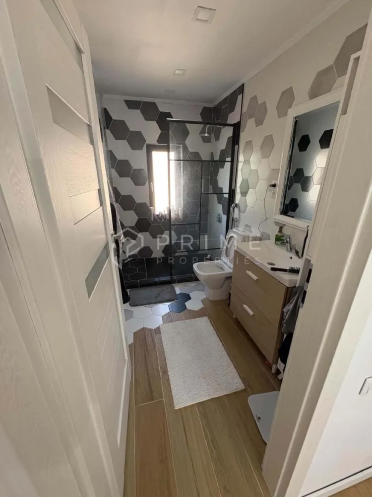 Casă cu 3 camere de închiriat –Curte privata, zona semicentrala - Vă propunem spre închiriere o casă primitoare și luminoasă cu 3 camere, ce îmbină perfect eleganța finisajelor clasice cu funcționalitatea unui stil de viață modern. Situată într-o zonă urbană excelentă, proprietatea oferă un refugiu plin de liniște, fără a face compromisuri în ceea ce privește accesul rapid la facilitățile orașului.

Detalii principale și finisaje:

Configurație: 3 camere spațioase, ideale pentru o familie sau pentru cei care au nevoie de un birou dedicat acasă.

Ambient: Pereții albi și ferestrele mari inundă spațiul cu lumină naturală. Pardoselile din lemn masiv din camere adaugă o notă distinctă de eleganță, căldură și rafinament.

Sistem termic: Încălzire eficientă prin centrală termică proprie, asigurând un control optim al temperaturii și costuri avantajoase.

Compartimentare și design:

Living: Un spațiu de zi generos, amenajat în stil contemporan, conceput special pentru relaxare și momente de calitate.

Baie: Modernă, prevăzută cu cabină de duș și toaletă, finisată cu gresie pentru o igienizare și întreținere facilă.

Exterior: Proprietatea dispune de un teren privat de 150 mp, spațiul perfect pentru a savura cafeaua de dimineață în aer liber sau pentru activități recreative.

Avantaje:

Localizare urbană cu acces facil la mijloace de transport, magazine și servicii.

O locuință curată, luminoasă și extrem de confortabilă, pregătită să devină noul dumneavoastră cămin.

Promisiunea Prime Properties
La Prime Properties, fiecare tranzacție înseamnă mai mult decât o simplă achiziție sau închiriere – este un proces complet, în care colaborăm cu cei mai buni profesioniști: notari, avocați, evaluatori, specialiști în certificate energetice și consultanți de credite imobiliare. Astfel, atunci când alegi o proprietate prin noi, primești la pachet siguranță, transparență și servicii impecabile pe tot parcursul drumului tău către casa ideală