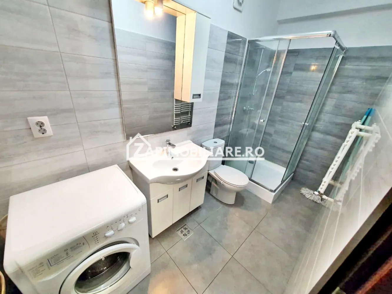 Apartament 2 camere bloc NOU,52mp,cartier Tudor,lift,parcare - Contact 0774048706 Bogdan
De închiriat apartament 2 camere in bloc NOU decomandat confort 1 situat în cartierul Tudor, strada Gloriei suprafață utilă de 52 mp, situat la etajul 4 din 6 cu lift oferit de Zap Imobiliare.
Detalii: 
- 1 living, 1 dormitor, 1 bucătărie, 1 baie, 1 balcon deschis, 1 hol,1 parcare privată
- centrală termică, calorifere, geamuri termopan, ușă metalică.
- masina de spalat rufe, frigider,aragaz.
- 1 parcare privată inclusă în preț 
Proprietatea se află într-o zonă cu un confort deosebit, datorită amplasării în imediata apropiere a tot ceea ce înseamnă viață modernă, și anume: mijloace de transport în comun, magazine, unități de învățământ de toate gradele, piață, parc, bănci, farmacii, s.a.
Locuința se închiriază mobilată și utilată la prețul de 420 Euro 
Comisionul perceput este de 50% din valoarea primei chirii si se plateste o singura data in momentul semnarii contractului de inchiriere.
Contact 0774048706 Bogdan
Acest anunț nu corespunde cerințelor tale? Sună la numărul afișat în anunț și unul dintre agenții noștri te va ajuta cu alte oferte personalizate în funcție de cerințele tale.