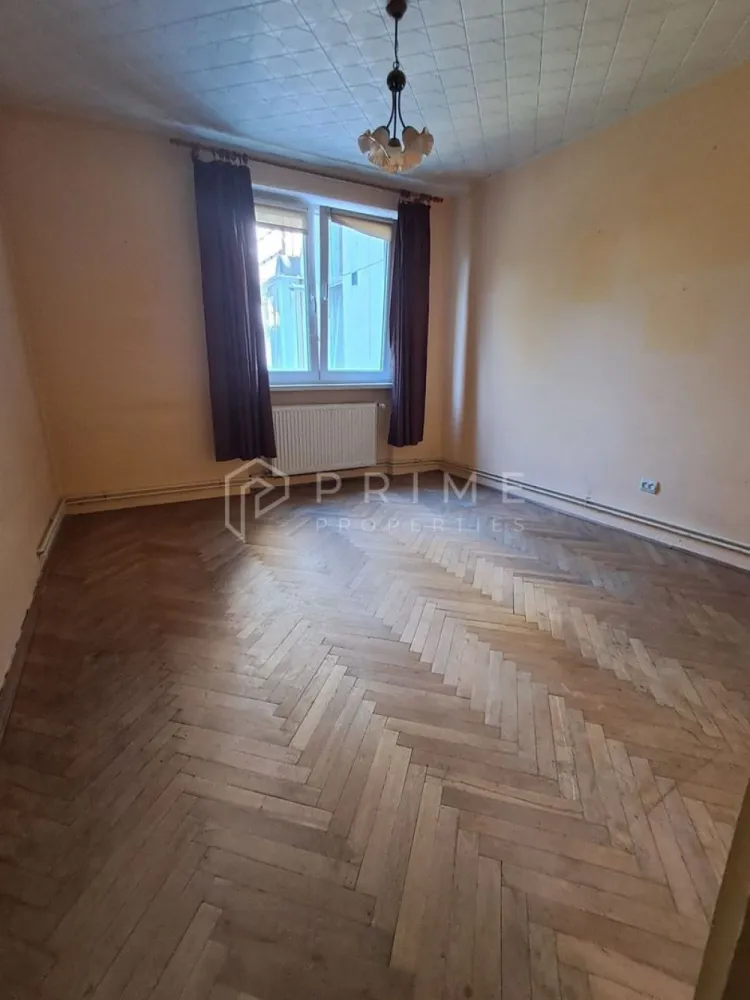 Apartament cu 2 camere, etaj intermediar –Zona Tudor, str. Bucinului - Vă propunem spre vânzare un apartament cu 2 camere situat în inima cartierului Tudor, una dintre cele mai apreciate și dinamice zone rezidențiale din Târgu Mureș. Poziționat la etajul 2 al unui imobil cu 4 nivele, acest apartament reprezintă pânza albă ideală pentru cei care își doresc o locuință personalizată în totalitate după propriul gust sau o investiție sigură pentru închiriere.

Detalii tehnice și compartimentare:

Structură: 2 camere luminoase, cu o orientare excelentă ce asigură lumină naturală pe parcursul întregii zile.

Poziționare: Etaj intermediar (etajul 2 din 4), oferind un confort termic sporit și acces facil.

Confort: Centrală termică proprie și geamuri termopan (parțial).

Spațiu exterior: Balcon de 4 metri, perfect pentru momente de relaxare.

Stare: Proprietatea necesită renovare completă, un avantaj major pentru cei care vor să evite compromisurile legate de designul anterior și să își pună amprenta personală asupra amenajării.

Avantaje și localizare:

Ambient: Blocul este amplasat într-o zonă curată, retrasă și extrem de verde, ferită de praful și zgomotul traficului intens.

Infrastructură excelentă: În imediata apropiere se află unități de învățământ (școli și grădinițe), supermarketuri, magazine de proximitate și stații ale mijloacelor de transport în comun.

Fie că sunteți în căutarea unui nou cămin pe care să îl transformați în „acasă”, fie că doriți să adăugați în portofoliu un activ imobiliar cu potențial ridicat de randament, această proprietate răspunde perfect ambelor obiective.

Promisiunea Prime Properties
La Prime Properties, fiecare tranzacție înseamnă mai mult decât o simplă achiziție sau închiriere – este un proces complet, în care colaborăm cu cei mai buni profesioniști: notari, avocați, evaluatori, specialiști în certificate energetice și consultanți de credite imobiliare. Astfel, atunci când alegi o proprietate prin noi, primești la pachet siguranță, transparență și semnatura unor servicii impecabile pe tot parcursul drumului tău către casa ideală.