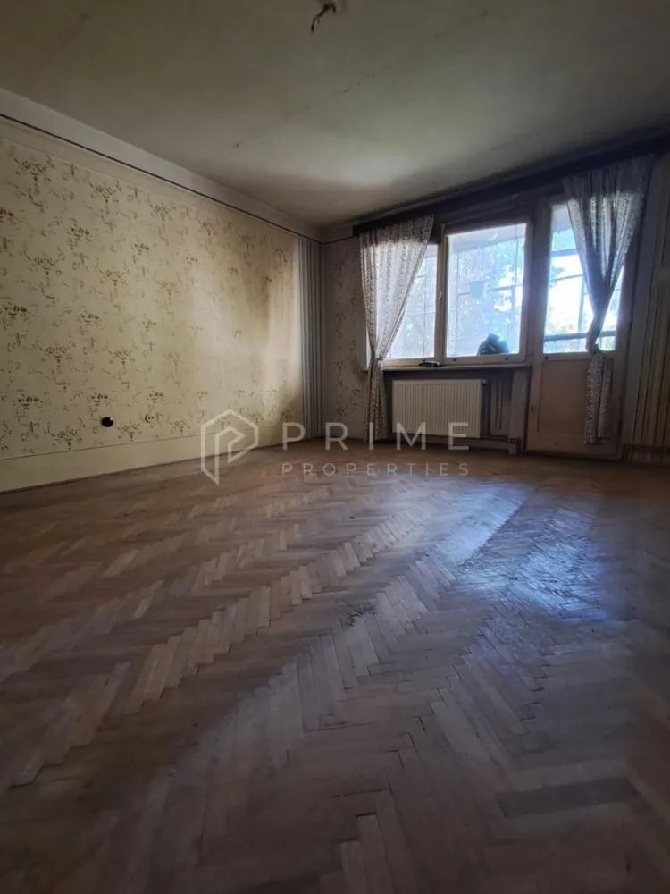 Apartament cu 2 camere, etaj intermediar –Zona Tudor, str. Bucinului - Vă propunem spre vânzare un apartament cu 2 camere situat în inima cartierului Tudor, una dintre cele mai apreciate și dinamice zone rezidențiale din Târgu Mureș. Poziționat la etajul 2 al unui imobil cu 4 nivele, acest apartament reprezintă pânza albă ideală pentru cei care își doresc o locuință personalizată în totalitate după propriul gust sau o investiție sigură pentru închiriere.

Detalii tehnice și compartimentare:

Structură: 2 camere luminoase, cu o orientare excelentă ce asigură lumină naturală pe parcursul întregii zile.

Poziționare: Etaj intermediar (etajul 2 din 4), oferind un confort termic sporit și acces facil.

Confort: Centrală termică proprie și geamuri termopan (parțial).

Spațiu exterior: Balcon de 4 metri, perfect pentru momente de relaxare.

Stare: Proprietatea necesită renovare completă, un avantaj major pentru cei care vor să evite compromisurile legate de designul anterior și să își pună amprenta personală asupra amenajării.

Avantaje și localizare:

Ambient: Blocul este amplasat într-o zonă curată, retrasă și extrem de verde, ferită de praful și zgomotul traficului intens.

Infrastructură excelentă: În imediata apropiere se află unități de învățământ (școli și grădinițe), supermarketuri, magazine de proximitate și stații ale mijloacelor de transport în comun.

Fie că sunteți în căutarea unui nou cămin pe care să îl transformați în „acasă”, fie că doriți să adăugați în portofoliu un activ imobiliar cu potențial ridicat de randament, această proprietate răspunde perfect ambelor obiective.

Promisiunea Prime Properties
La Prime Properties, fiecare tranzacție înseamnă mai mult decât o simplă achiziție sau închiriere – este un proces complet, în care colaborăm cu cei mai buni profesioniști: notari, avocați, evaluatori, specialiști în certificate energetice și consultanți de credite imobiliare. Astfel, atunci când alegi o proprietate prin noi, primești la pachet siguranță, transparență și semnatura unor servicii impecabile pe tot parcursul drumului tău către casa ideală.