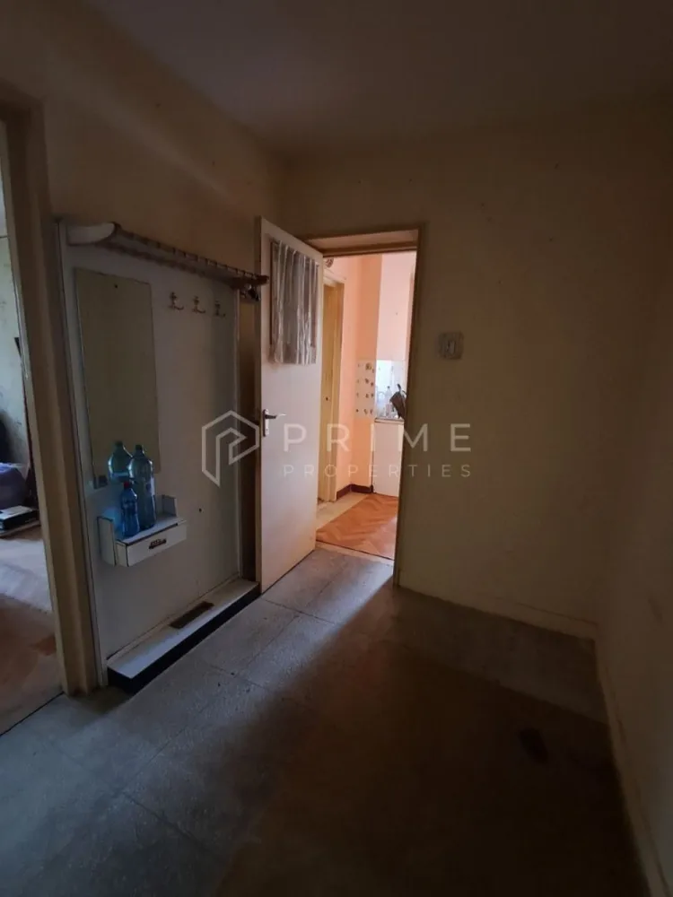 Apartament cu 2 camere, etaj intermediar –Zona Tudor, str. Bucinului - Vă propunem spre vânzare un apartament cu 2 camere situat în inima cartierului Tudor, una dintre cele mai apreciate și dinamice zone rezidențiale din Târgu Mureș. Poziționat la etajul 2 al unui imobil cu 4 nivele, acest apartament reprezintă pânza albă ideală pentru cei care își doresc o locuință personalizată în totalitate după propriul gust sau o investiție sigură pentru închiriere.

Detalii tehnice și compartimentare:

Structură: 2 camere luminoase, cu o orientare excelentă ce asigură lumină naturală pe parcursul întregii zile.

Poziționare: Etaj intermediar (etajul 2 din 4), oferind un confort termic sporit și acces facil.

Confort: Centrală termică proprie și geamuri termopan (parțial).

Spațiu exterior: Balcon de 4 metri, perfect pentru momente de relaxare.

Stare: Proprietatea necesită renovare completă, un avantaj major pentru cei care vor să evite compromisurile legate de designul anterior și să își pună amprenta personală asupra amenajării.

Avantaje și localizare:

Ambient: Blocul este amplasat într-o zonă curată, retrasă și extrem de verde, ferită de praful și zgomotul traficului intens.

Infrastructură excelentă: În imediata apropiere se află unități de învățământ (școli și grădinițe), supermarketuri, magazine de proximitate și stații ale mijloacelor de transport în comun.

Fie că sunteți în căutarea unui nou cămin pe care să îl transformați în „acasă”, fie că doriți să adăugați în portofoliu un activ imobiliar cu potențial ridicat de randament, această proprietate răspunde perfect ambelor obiective.

Promisiunea Prime Properties
La Prime Properties, fiecare tranzacție înseamnă mai mult decât o simplă achiziție sau închiriere – este un proces complet, în care colaborăm cu cei mai buni profesioniști: notari, avocați, evaluatori, specialiști în certificate energetice și consultanți de credite imobiliare. Astfel, atunci când alegi o proprietate prin noi, primești la pachet siguranță, transparență și semnatura unor servicii impecabile pe tot parcursul drumului tău către casa ideală.