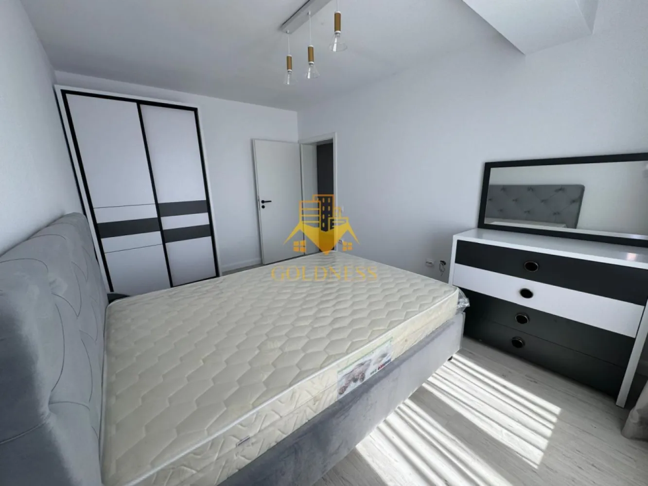 2 camere, modern, parcare,Baciu zona Galaxiei, Transylvaniei - GOLDNESS Imobiliare vă propune spre închiriere un apartament cu o camera complet mobilata și utilata, la etajul parter într-un imobil de 3 etaje, în Baciu.
Se poate inchiria parcare cu 30e !
Se află în apropierea stațiilor de transport în comun, magazine, restaurante, spații verzi, farmacii, etc. 

Apartamentul este compartimentat astfel:
 - dormitor cu pat matrimonial, dressing, noptiere
 - bucatarie complet mobilata, utilata, loc de luat masa
 - baie cu cabina de dus, calorifer port prosop și dulap pentru depozitare.

Imobilul este dotat cu toate cele necesare- centrală proprie, mașină de spălat haine, frigider, plită electrică, hotă, etc. 

Dacă sunteți interesați de acest apartament și doriți să îl vizionați, dar și pentru alte oferte nu ezitați să ne contactați telefonic sau prin e-mail. Vă stăm la dispoziție!

Pentru intermediere se percepe un comision de 50% din prețul chiriei!