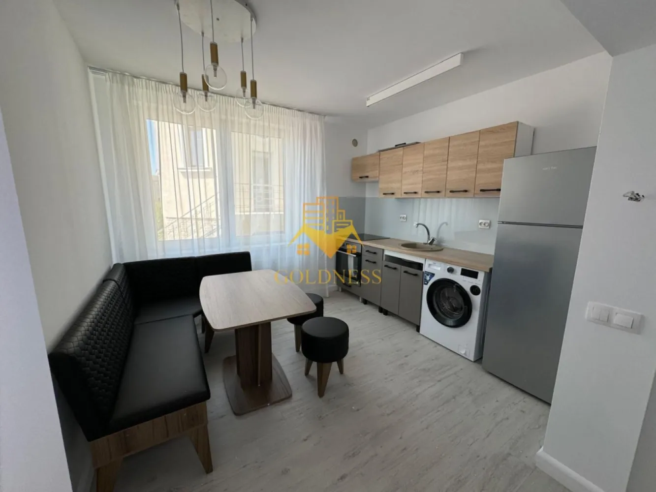 2 camere, modern, parcare,Baciu zona Galaxiei, Transylvaniei - GOLDNESS Imobiliare vă propune spre închiriere un apartament cu o camera complet mobilata și utilata, la etajul parter într-un imobil de 3 etaje, în Baciu.
Se poate inchiria parcare cu 30e !
Se află în apropierea stațiilor de transport în comun, magazine, restaurante, spații verzi, farmacii, etc. 

Apartamentul este compartimentat astfel:
 - dormitor cu pat matrimonial, dressing, noptiere
 - bucatarie complet mobilata, utilata, loc de luat masa
 - baie cu cabina de dus, calorifer port prosop și dulap pentru depozitare.

Imobilul este dotat cu toate cele necesare- centrală proprie, mașină de spălat haine, frigider, plită electrică, hotă, etc. 

Dacă sunteți interesați de acest apartament și doriți să îl vizionați, dar și pentru alte oferte nu ezitați să ne contactați telefonic sau prin e-mail. Vă stăm la dispoziție!

Pentru intermediere se percepe un comision de 50% din prețul chiriei!