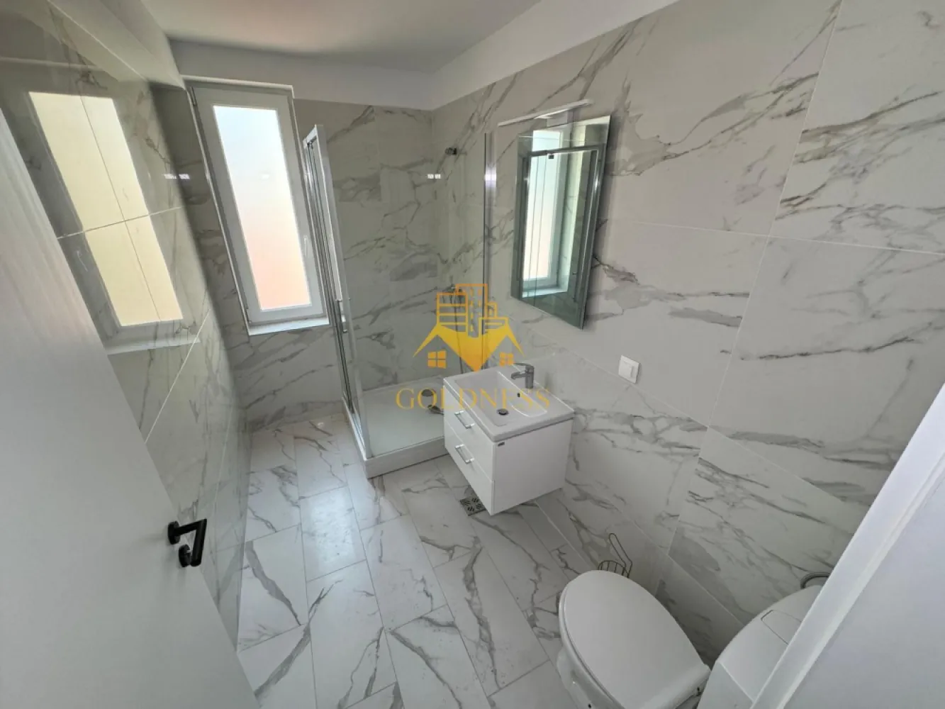 2 camere, modern, parcare,Baciu zona Galaxiei, Transylvaniei - GOLDNESS Imobiliare vă propune spre închiriere un apartament cu o camera complet mobilata și utilata, la etajul parter într-un imobil de 3 etaje, în Baciu.
Se poate inchiria parcare cu 30e !
Se află în apropierea stațiilor de transport în comun, magazine, restaurante, spații verzi, farmacii, etc. 

Apartamentul este compartimentat astfel:
 - dormitor cu pat matrimonial, dressing, noptiere
 - bucatarie complet mobilata, utilata, loc de luat masa
 - baie cu cabina de dus, calorifer port prosop și dulap pentru depozitare.

Imobilul este dotat cu toate cele necesare- centrală proprie, mașină de spălat haine, frigider, plită electrică, hotă, etc. 

Dacă sunteți interesați de acest apartament și doriți să îl vizionați, dar și pentru alte oferte nu ezitați să ne contactați telefonic sau prin e-mail. Vă stăm la dispoziție!

Pentru intermediere se percepe un comision de 50% din prețul chiriei!