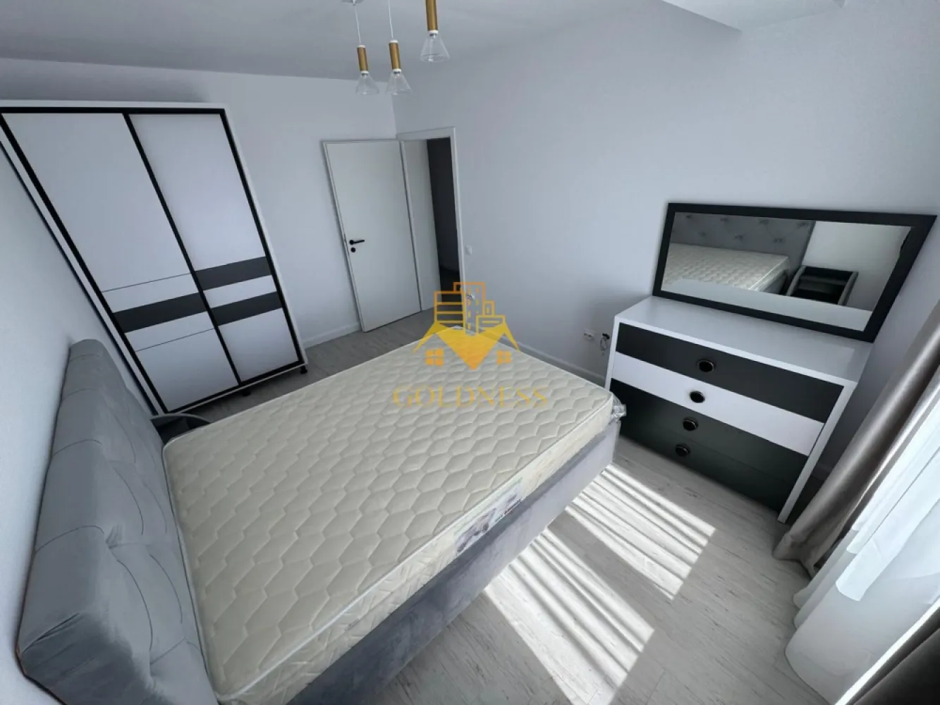 2 camere, modern, parcare,Baciu zona Galaxiei, Transylvaniei - GOLDNESS Imobiliare vă propune spre închiriere un apartament cu o camera complet mobilata și utilata, la etajul parter într-un imobil de 3 etaje, în Baciu.
Se poate inchiria parcare cu 30e !
Se află în apropierea stațiilor de transport în comun, magazine, restaurante, spații verzi, farmacii, etc. 

Apartamentul este compartimentat astfel:
 - dormitor cu pat matrimonial, dressing, noptiere
 - bucatarie complet mobilata, utilata, loc de luat masa
 - baie cu cabina de dus, calorifer port prosop și dulap pentru depozitare.

Imobilul este dotat cu toate cele necesare- centrală proprie, mașină de spălat haine, frigider, plită electrică, hotă, etc. 

Dacă sunteți interesați de acest apartament și doriți să îl vizionați, dar și pentru alte oferte nu ezitați să ne contactați telefonic sau prin e-mail. Vă stăm la dispoziție!

Pentru intermediere se percepe un comision de 50% din prețul chiriei!