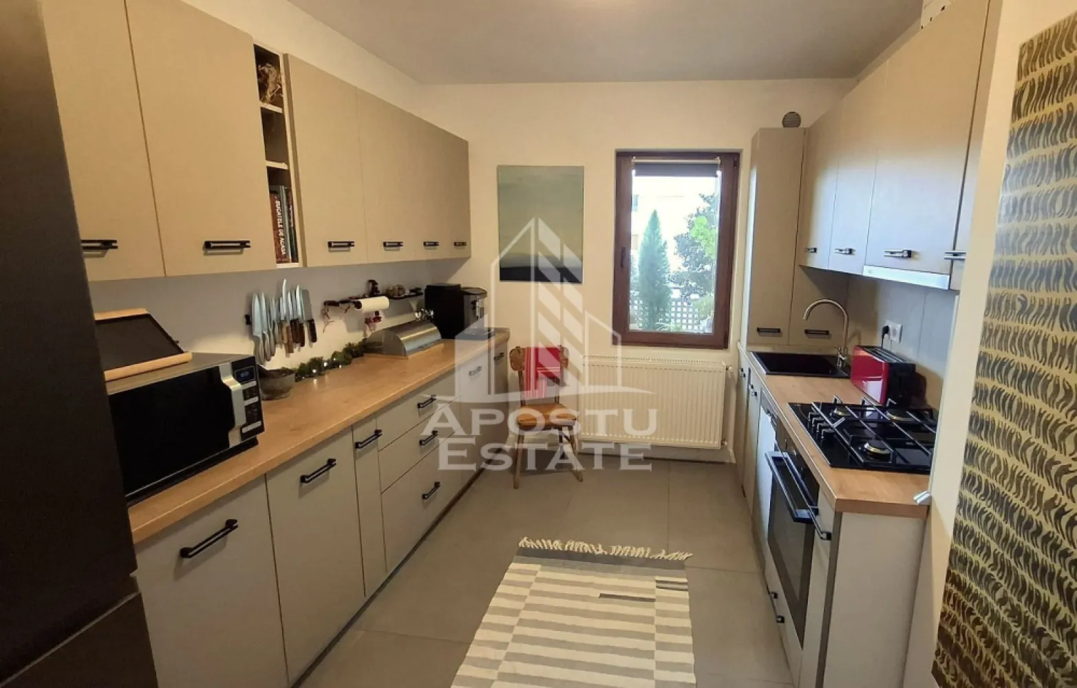 Penthouse mobilat si utilat,3camere,2 bai,parcare subterana,Torontalui - APOSTU ESTATE va propune spre vanzare un penthouse premium cu 3 camere, situat in zona Torontalului, o locatie apreciata pentru accesibilitate, infrastructura dezvoltata si proximitatea fata de principalele puncte de interes ale orasului.

Conceputa pentru un stil de viata modern, proprietatea impresioneaza prin suprafata generoasa de 105 mp utili, compartimentarea excelenta si cele doua terase de aproximativ 18 mp fiecare, orientate spre rasarit si apus, oferind lumina naturala pe tot parcursul zilei si un cadru ideal pentru relaxare.

Cu o suprafata generoasa de 105 mp utili plus doua terase de 18mp respectiv 16 mp,situat la etajul 6.

Compartimentare:

-Hol de acces.

-Living spatios.

-Bucatarie.

-2 dormitoare.

-Dressing.

-2 bai (cada si cabina de dus).

-2 terase.

Locuinta se vinde complet mobilata si utilata, fiind amenajata cu materiale si finisaje de calitate. 

Beneficiaza de centrala termica proprie, sistem de climatizare inverter in fiecare incapere, tamplarie PVC QFort si usa de acces premium.

Locul de parcare subteran este inclus in pret.

Acces facil catre Iulius Town, centrul orasului si principalele artere de circulatie

Aceasta proprietate imbina eleganta, confortul si functionalitatea, fiind alegerea ideala atat pentru locuire, cat si pentru investitie.

Va oferim consultanta si solutii financiare prin colaboratorii nostrii!

Va asteptam cu drag la o vizionare!
