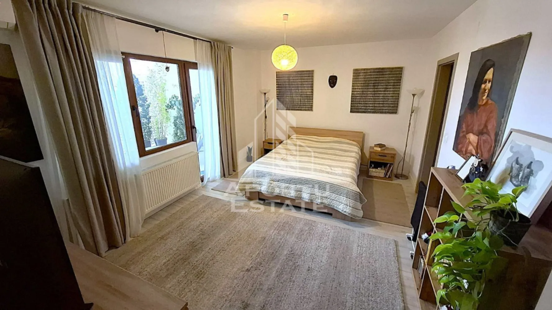 Penthouse mobilat si utilat,3camere,2 bai,parcare subterana,Torontalui - APOSTU ESTATE va propune spre vanzare un penthouse premium cu 3 camere, situat in zona Torontalului, o locatie apreciata pentru accesibilitate, infrastructura dezvoltata si proximitatea fata de principalele puncte de interes ale orasului.

Conceputa pentru un stil de viata modern, proprietatea impresioneaza prin suprafata generoasa de 105 mp utili, compartimentarea excelenta si cele doua terase de aproximativ 18 mp fiecare, orientate spre rasarit si apus, oferind lumina naturala pe tot parcursul zilei si un cadru ideal pentru relaxare.

Cu o suprafata generoasa de 105 mp utili plus doua terase de 18mp respectiv 16 mp,situat la etajul 6.

Compartimentare:

-Hol de acces.

-Living spatios.

-Bucatarie.

-2 dormitoare.

-Dressing.

-2 bai (cada si cabina de dus).

-2 terase.

Locuinta se vinde complet mobilata si utilata, fiind amenajata cu materiale si finisaje de calitate. 

Beneficiaza de centrala termica proprie, sistem de climatizare inverter in fiecare incapere, tamplarie PVC QFort si usa de acces premium.

Locul de parcare subteran este inclus in pret.

Acces facil catre Iulius Town, centrul orasului si principalele artere de circulatie

Aceasta proprietate imbina eleganta, confortul si functionalitatea, fiind alegerea ideala atat pentru locuire, cat si pentru investitie.

Va oferim consultanta si solutii financiare prin colaboratorii nostrii!

Va asteptam cu drag la o vizionare!