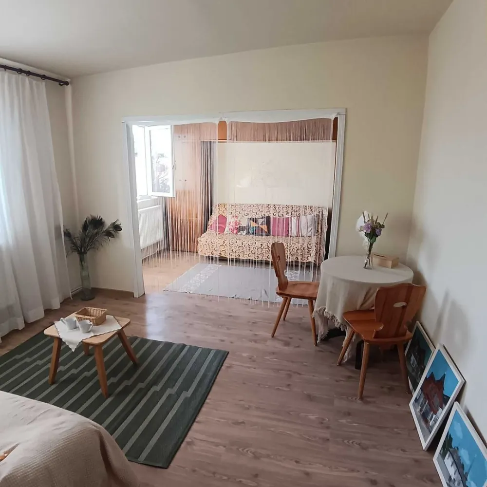 BRASADAS vinde ap 2 cam etaj 4/4 Dariu Pop. - Agentia Imobiliara BRASADAS vinde apartament cu 2 camere cu suprafata utila de 33 mp. la etajul 4/4 in Micro 14 pe Dariu Pop. Este complet renovat, uși noi, geamuri termopan, centrala termica, finisaje noi, mobilat, cu acoperișul reparat.
Www.brasadas.com.