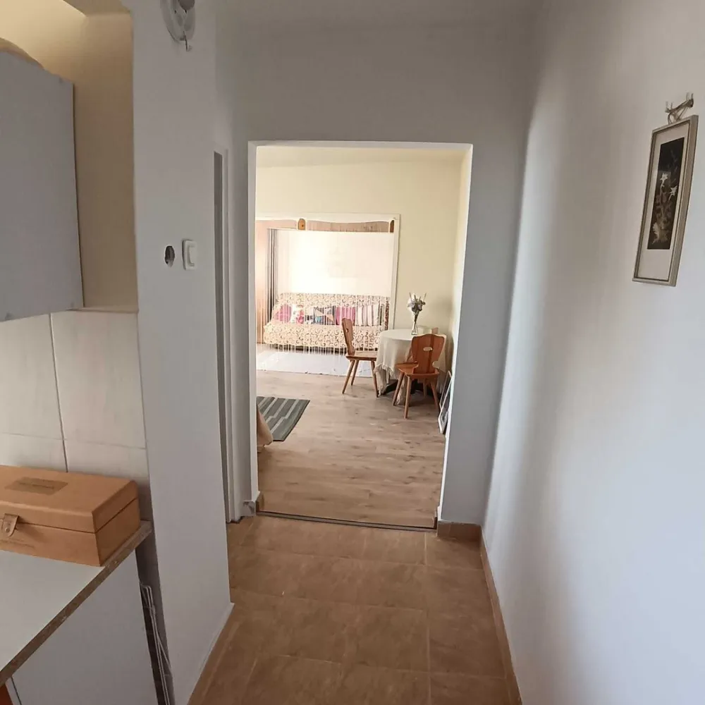BRASADAS vinde ap 2 cam etaj 4/4 Dariu Pop. - Agentia Imobiliara BRASADAS vinde apartament cu 2 camere cu suprafata utila de 33 mp. la etajul 4/4 in Micro 14 pe Dariu Pop. Este complet renovat, uși noi, geamuri termopan, centrala termica, finisaje noi, mobilat, cu acoperișul reparat.
Www.brasadas.com.