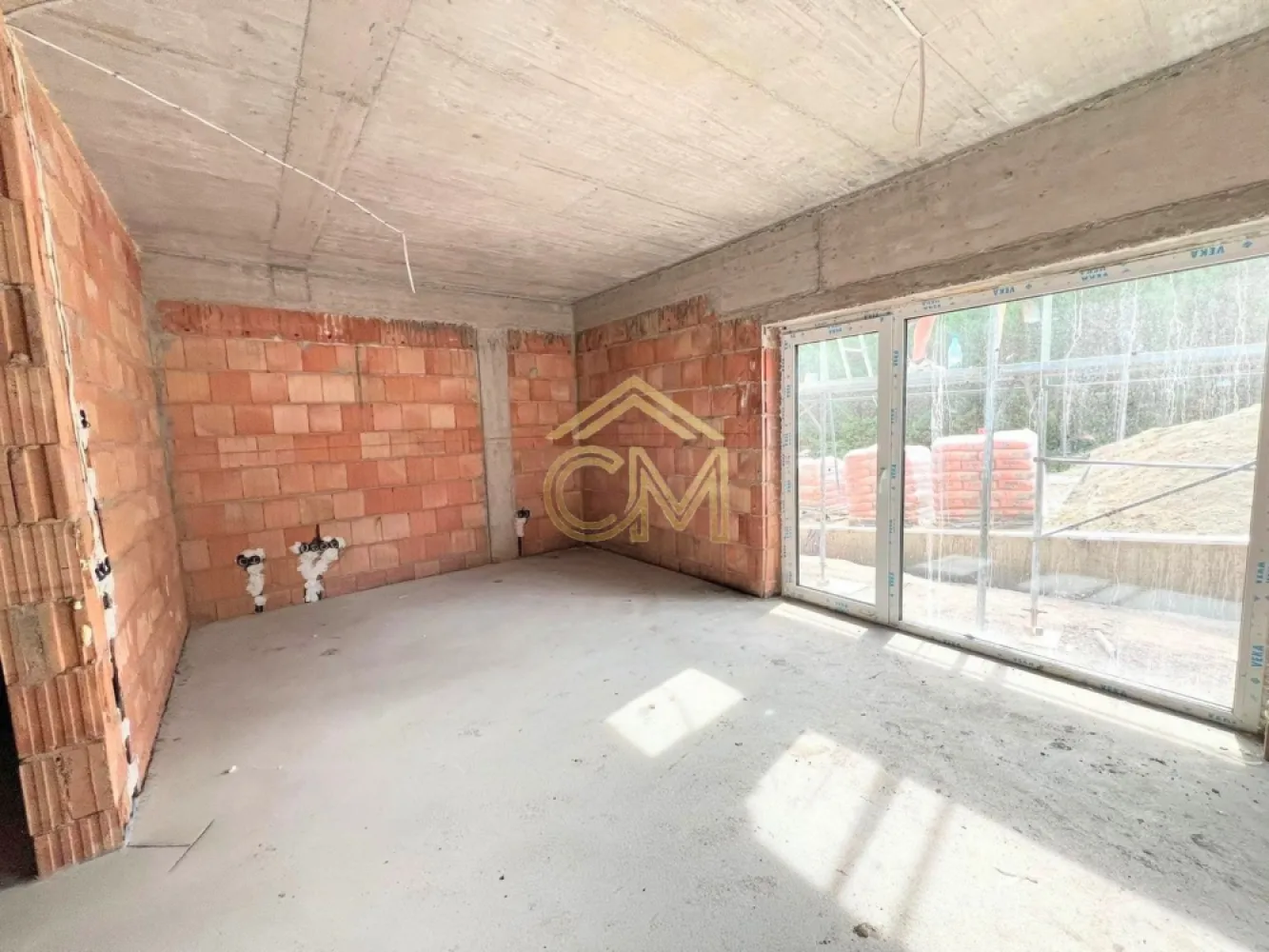 Garsoniera Decomandata-Parter-Terasa-Parcare-37MPU - Garsonieră Nouă cu Finisaje Premium și Panoramă spre Munți – DaVinci Homes (Zona de Vest) 
Comision 0%

Descopere Noul Tău Cămin: Confort, Natură și Conexiune Rapidă
Îți dorești o locuință care oferă mai mult decât patru pereți? În ansamblul rezidențial DaVinci Homes, nu cumperi doar o proprietate, ci un stil de viață echilibrat, într-o comunitate modernă unde accentul este pus pe confort și natură.

Vă propunem spre vânzare o garsonieră nouă, inteligent compartimentată, cu o suprafață utilă de 37 mp și bucătărie separată. Datorită poziționării strategice și a cererii ridicate din zonă, această proprietate reprezintă o oportunitate excelentă atât pentru locuit, cât și pentru o investiție sigură pe termen lung.

 Detalii Proprietate & Compartimentare
Tip locuință: Garsonieră (ideală pentru locuit sau investiție)

Suprafață utilă: 37 mp

Compartimentare: Eficientă, cu bucătărie separată (pentru un plus de confort și funcționalitate)

Balcon: Orientare sud-vestica, finisat elegant cu granit și balustradă din sticlă securizată.

 Eficiență Energeticã și Dotări Premium (Standard Înalt)
Construcția este proiectată inteligent pentru a asigura costuri minime de întreținere și un confort termic excepțional în orice sezon:

Performanță: Clasă energetică A, izolație exterioară cu vată bazaltică.

Climatizare: Încălzire în pardoseală, centrală termică în condensare și aer condiționat inclus în standard.

Izolație fonică/termică: Tâmplărie PVC performantă cu 5 camere și 3 foi de sticlă.

Detalii estetice: Fațadă decorată cu larice siberian și piatră naturală, iar casa scării este placată integral cu granit.

 Avantajele Ansamblului Rezidențial DaVinci Homes
45% Spații Verzi: Un plămân verde chiar la tine acasă, cu arbori ornamentali maturi încă din prima zi și sistem automatizat de irigație.

Facilități: Locuri de joacă special amenajate pentru copii și locuri de parcare incluse.

Infrastructură: Drumuri complet pavate și acces facil din mai multe direcții.

Poziționare unică: Priveliște panoramică superbă spre munți și acces rapid către oraș, fără ambuteiajele specifice zonelor aglomerate – economisești timp prețios în fiecare zi!

 Prețuri și Modalități de Plată
 Tranzacție cu COMISION 0% la cumpărător!

Se acceptă plata din surse proprii sau prin credit bancar.

76.200 Euro – în stadiul finisat la alb

81.300 Euro – în stadiul finisat la cheie

📞 Vrei să o vezi de aproape?
Pentru mai multe detalii sau pentru a programa o vizionare la fața locului, contactează-ne cu încredere la numărul de telefon: 0732.258.587.