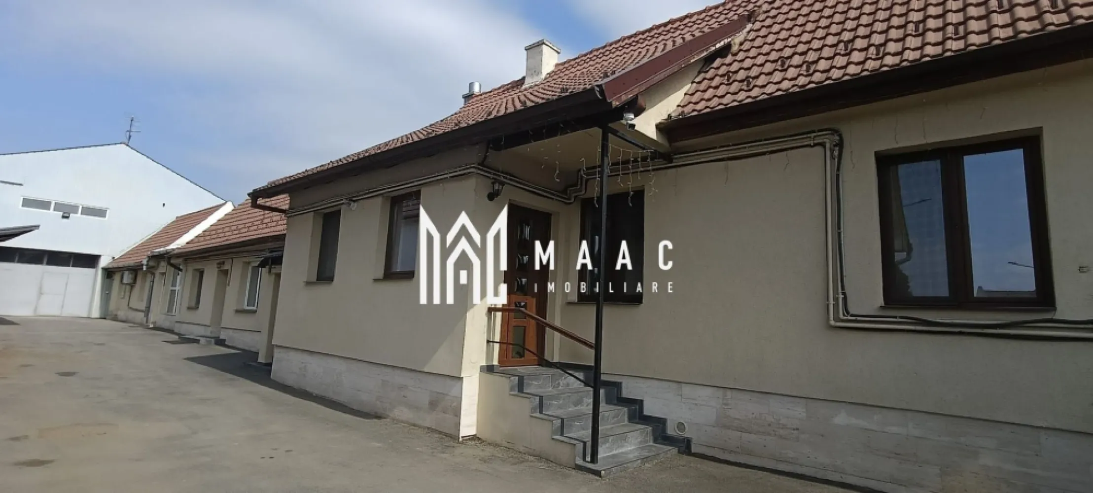 Spațiu Birouri | 100 MPU | 4 camere | Calea Turnișorului - MAAC Imobiliare vă propune spre închiriere un spațiu versatil și rafinat, ideal pentru a găzdui sediul unei firme, un cabinet de avocatură sau birouri profesionale, situat într-o zonă care îmbină accesibilitatea urbană cu liniștea necesară activității intelectuale. 

Proprietatea se remarcă prin dotări moderne și un ambient călduros, oferind o panoramă deosebită și o compartimentare inteligentă în 4 camere spațioase, pregătite să răspundă cerințelor unui mediu de lucru premium.

Imobilul dispune de următoarele dotări și caracteristici:
Sistem de supraveghere video pentru siguranța activității dumneavoastră.

Șemineu funcțional, care adaugă o notă de eleganță și confort.

Încălzire eficientă prin calorifere, asigurând un mediu de lucru optim.

4 camere luminoase, pretabile pentru birouri individuale sau săli de ședință.

Bucătărie completă, dotată cu o cămară spațioasă pentru depozitare.

2 băi utilate modern: una prevăzută cu cadă și cealaltă cu cabină de duș.

Acces la curte comună bine întreținută.
Amplasată strategic, proprietatea beneficiază de deschidere la stradă. 

Condiții de închiriere:

Se solicită 2 garanții în cuantumul unei chirii lunare.

Termenul contractual este de minimum 1 an.

Pentru mai multe detalii sau pentru a stabili o vizionare ,contactați-ne și specificați codul de identificare al proprietății ID: CP3038407.