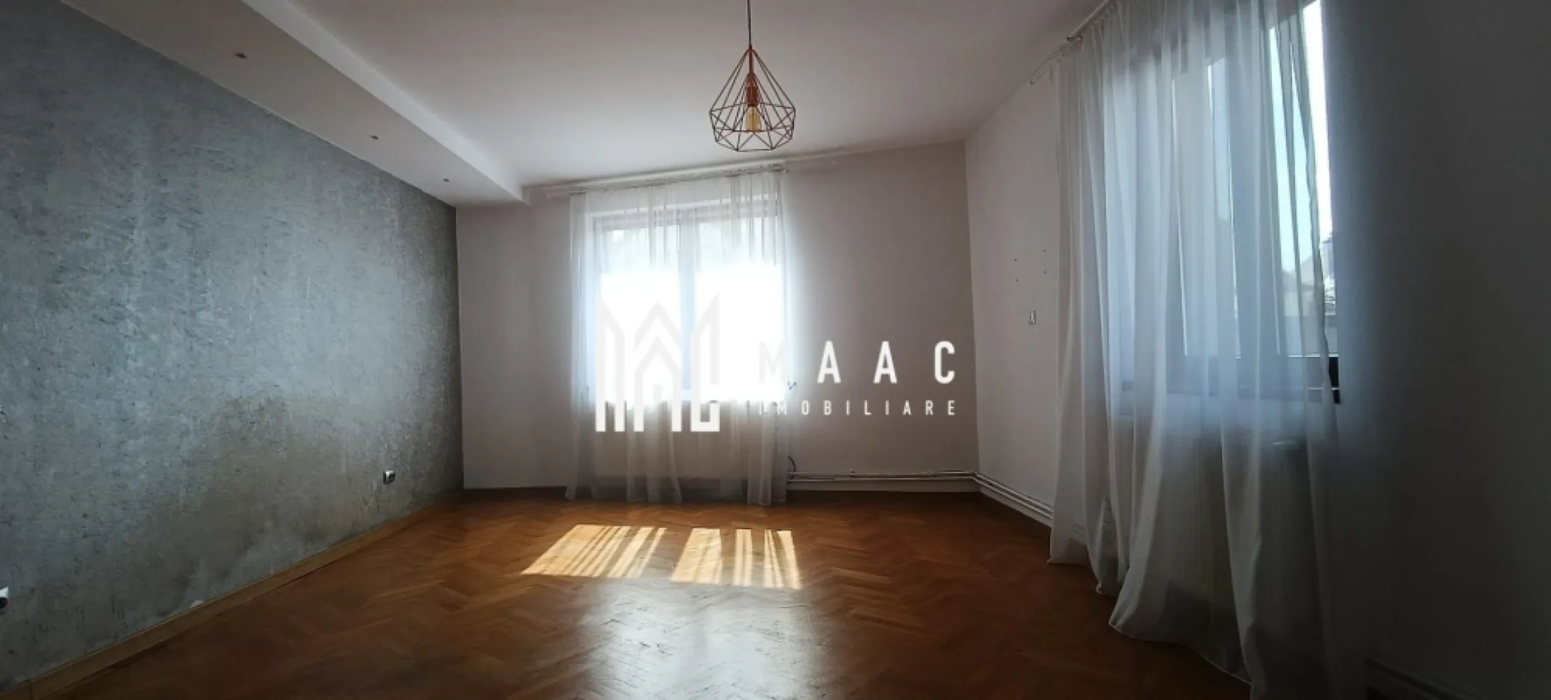 Spațiu Birouri | 100 MPU | 4 camere | Calea Turnișorului - MAAC Imobiliare vă propune spre închiriere un spațiu versatil și rafinat, ideal pentru a găzdui sediul unei firme, un cabinet de avocatură sau birouri profesionale, situat într-o zonă care îmbină accesibilitatea urbană cu liniștea necesară activității intelectuale. 

Proprietatea se remarcă prin dotări moderne și un ambient călduros, oferind o panoramă deosebită și o compartimentare inteligentă în 4 camere spațioase, pregătite să răspundă cerințelor unui mediu de lucru premium.

Imobilul dispune de următoarele dotări și caracteristici:
Sistem de supraveghere video pentru siguranța activității dumneavoastră.

Șemineu funcțional, care adaugă o notă de eleganță și confort.

Încălzire eficientă prin calorifere, asigurând un mediu de lucru optim.

4 camere luminoase, pretabile pentru birouri individuale sau săli de ședință.

Bucătărie completă, dotată cu o cămară spațioasă pentru depozitare.

2 băi utilate modern: una prevăzută cu cadă și cealaltă cu cabină de duș.

Acces la curte comună bine întreținută.
Amplasată strategic, proprietatea beneficiază de deschidere la stradă. 

Condiții de închiriere:

Se solicită 2 garanții în cuantumul unei chirii lunare.

Termenul contractual este de minimum 1 an.

Pentru mai multe detalii sau pentru a stabili o vizionare ,contactați-ne și specificați codul de identificare al proprietății ID: CP3038407.