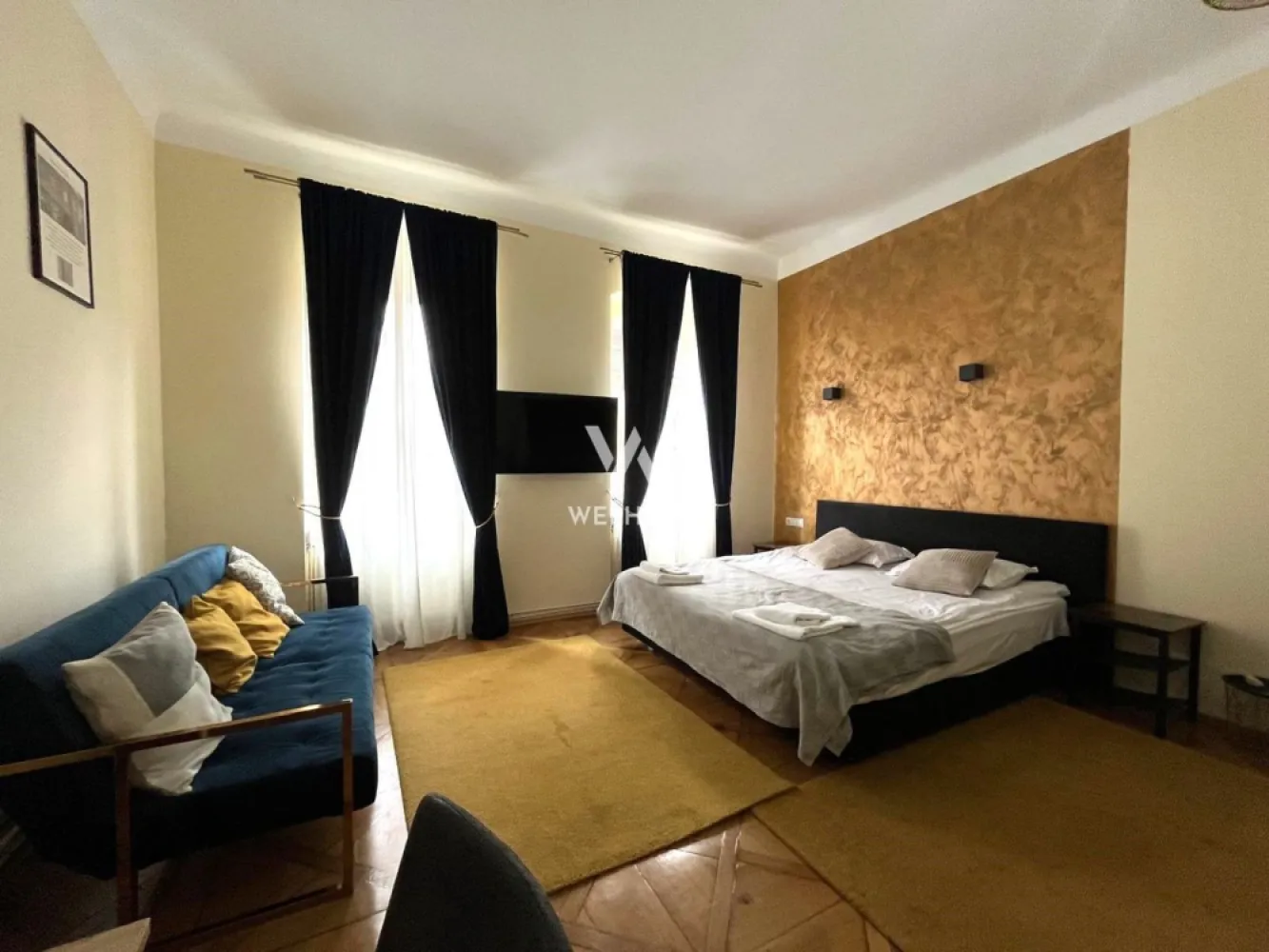Apartament 2 camere modern in inima orasului Sibiu - Apartament 2 camere mobilat-utilat str. Timotei Popovici, Ultracentral

- Suprafata utila circa 45 mp
- Apartamentul se afla la etajul 1.
- Compartimentat astfel: living open space cu bucatarie, dormitor, baie.
- Imobilul a functionat in regim hotelier si este dotat cu tot ce este necesar: masina de spalat vase, masina de spalat rufe, TV, cuptor microunde etc.
- Situat intr-o zona buna cu acces la centru istoric, magazine, scoli, mijloace de transport.
- Perioada minima inchiriere 12 luni.
Nu se accepta animale de companie.
Disponibil IMEDIAT.

Chirie lunara: 500 Euro + se percepe garantie
Comision client: 50% din prima chirie