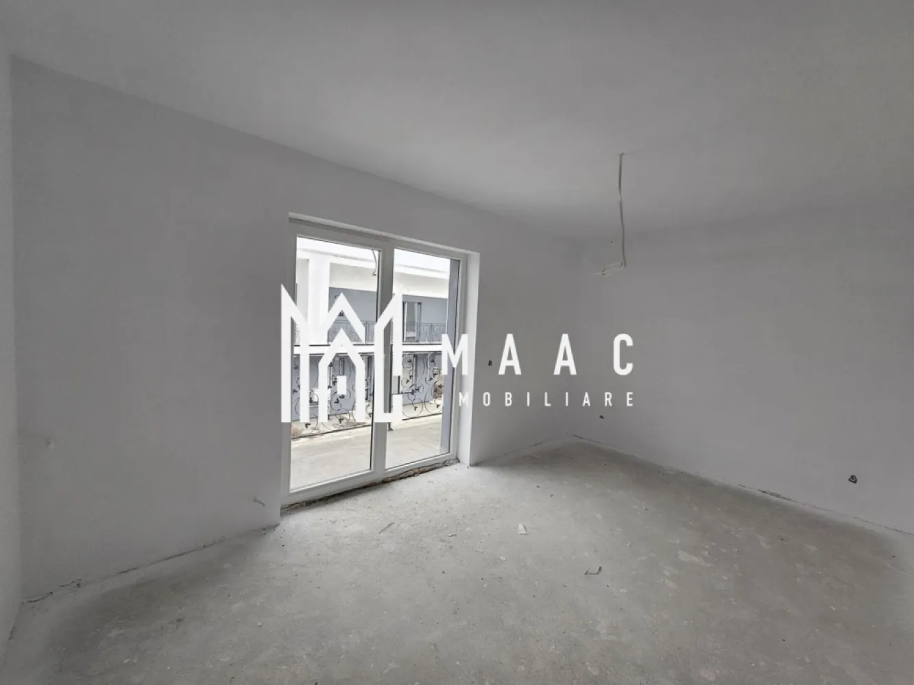 Black Friday | Casa Tip Duplex | 110 MPU | 264 MP Teren | Predare La Alb - BLACK FRIDAY – Profită de cea mai bună perioadă din an pentru a deveni proprietar! Reducere de 6.000 euro Preț vechi: 155.000 euro Preț promoțional: 149.000 euro MAAC Imobiliare vă propune spre vânzare o locuință tip duplex, ideală pentru cei care își doresc confort, spațiu generos și o locație excelentă. Această proprietate este amplasată într-o zonă de top, aproape de toate facilitățile urbane, dar oferind în același timp liniștea specifică unei zone rezidențiale de calitate. Descriere proprietate: Suprafață utilă: 110,5 mp Suprafață construită: 168 mp Teren total: 264 mp Amprentă la sol: 70 mp Compartimentare inteligentă: Parter: Bucătărie spațioasă, ideală pentru gătit și socializare Hol de acces Baie spațioasă Living generos, cu lumină naturală abundentă și acces direct în grădina proprie Etaj: 3 dormitoare confortabile, unul dintre ele cu ieșire pe balcon Baie spațioasă Hol de acces Dressing dedicat pentru organizarea eficientă a garderobei Avantaje și detalii constructive: Stadiu de predare: alb avansat – finisaje de calitate superioară, pregătită pentru personalizare Anul construcției: 2024 – construcție nouă, cu materiale și tehnologii moderne Grădină privată – perfectă pentru relaxare, petreceri în aer liber sau momente liniștite alături de familie Balcon – ideal pentru savurarea cafelei de dimineață Localizare: în apropierea Pădurii Dumbrava, parcuri și zone de agrement Această casă tip duplex este soluția ideală pentru cei care își doresc o locuință modernă, spațioasă, amplasată într-o zonă excelentă. Pentru informații și vizionări, contactați echipa MAAC Imobiliare, specificând ID: CP2244127 0722 622 403 www.maac.ro Pentru că meriți MAACsim.