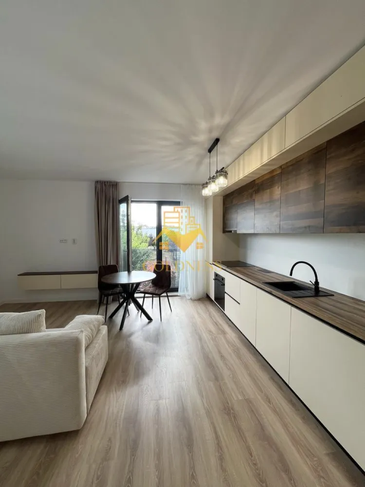 1 camera, Intre Lacuri, Premium, Prima închiriere, FSEGA, Iulius Mall - GOLDNESS Imobiliare vă propune spre închiriere un apartament cu 1 camere complet mobilat și utilat, la etajul 1 într-un imobil de 5 etaje, în Cartierul Intre Lacuri.
Se află în apropierea stațiilor de transport în comun, magazine, restaurante, spații verzi, farmacii, etc. 

Apartamentul este compartimentat astfel:
 - dormitor cu pat matrimonial și canapea extensibila, dressing, noptiere
 - bucătărie complet utilată și mobilată, loc de servit masa 
 - baie cu dus walkin, calorifer port prosop și dulap pentru depozitare.

Imobilul este dotat cu toate cele necesare- centrală proprie încălzire prin pardoseala, frigider, aragaz, hotă, mașină de spălat haine și vase, etc. 

Dacă sunteți interesați de acest apartament și doriți să îl vizionați, dar și pentru alte oferte nu ezitați să ne contactați telefonic sau prin e-mail. Vă stăm la dispoziție!
Pentru intermediere se percepe un comision de 50% din prețul chiriei!