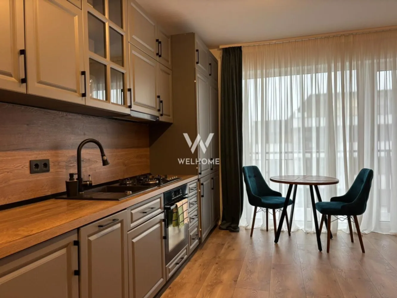 Apartament 2 camere modern - ansamblul Green Hill, Turnisor - Apartament 2 camere cu boxa de depozitare - Turnisor

- Suprafata utila: 52 mp
- Apartamentul se afla la etajul 2 al unui bloc dotat cu lift.
- Locuinta este mobilata si utilata, fiind alcatuita din living cu bucatarie open space, dormitor, baie si balcon generos.
- Localizat intr-o zona buna cu acces la magazine, mijloace de transport, gradinite etc.
- Apartamentul este dotat cu tot ce ai nevoie masina de spalat vase, masina de spalat rufe, TV.
- Intreg ansamblul beneficiaza de zona de barbeque & fire pit, zona fitness. 
- Loc de parcare suprateran.
- Nu se accepta animale de companie.
Perioada minima de inchiriere 12 luni.
Disponibil din 1 August!

Chirie lunara: 500 Euro + se percepe garantie
Comision client: 50% din prima chirie