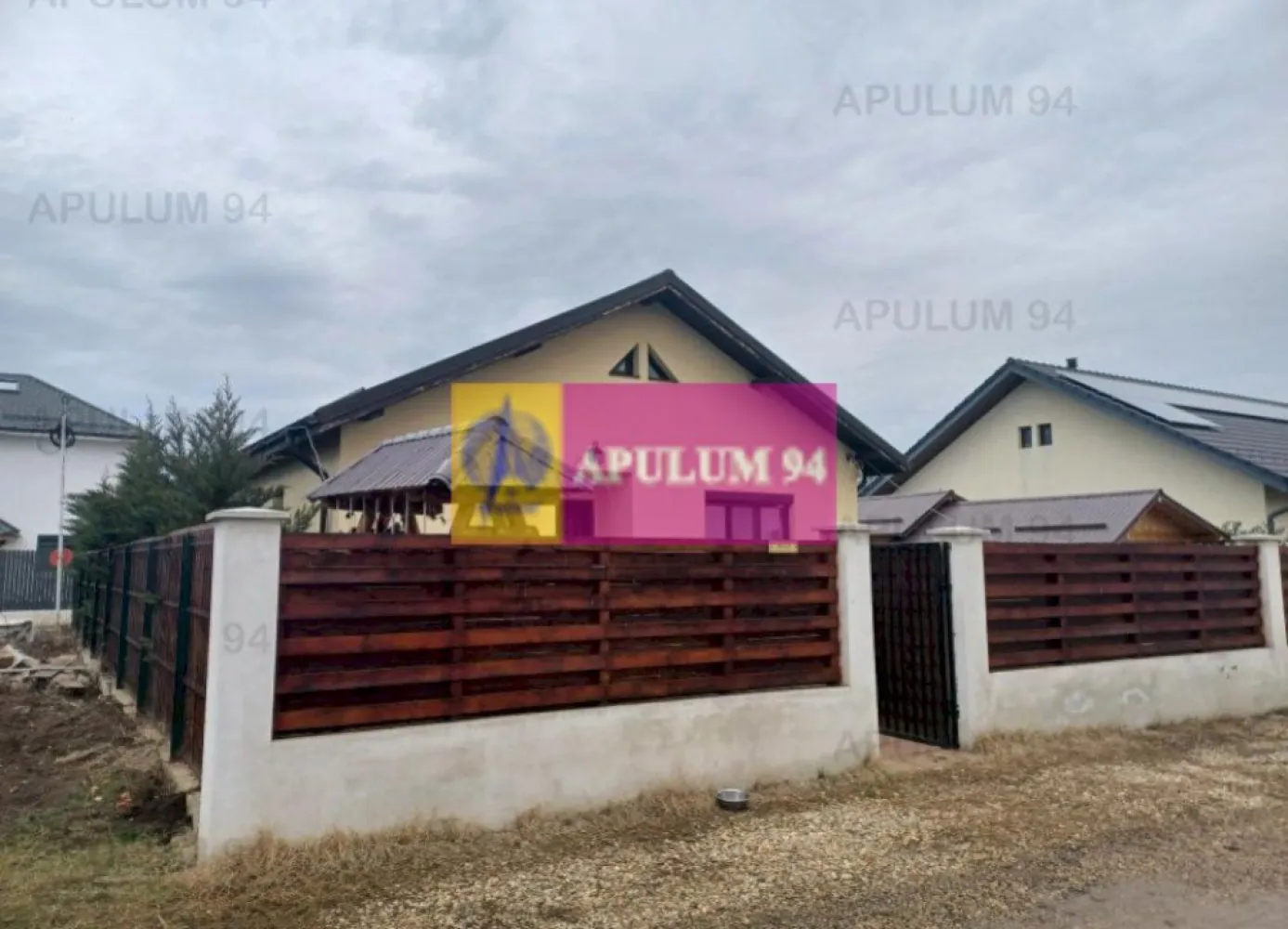 Casă 2020, parter+pod, garaj, magazie, curte 420 mp, Săbăreni - La 11 km de Bucuresti, prin Chitila si DN7, în Săbăreni, într-o zonă rezidentială nouă, ferită de traficul rutier. Localitatea este mărginită la nord si la est de 2 păduri. Casa este alcătuită din living, bucătărie, dormitor, baie, cameră tehnica, spatiu de depozitare, hol, terasă închisă si acoperită. Are structura de rezistență din beton armat si zidărie portantă, cu placă de beton peste parter. Podul este înalt, luminos, izolat iar casa este acoperită cu tiglă metalică Wetterbest de 0,5. Este izolată cu termosistem de 100 mm si tencuială decorativă siliconată. Este finisată complet: parchet, gresie, faianță, termopan, rulouri, aer conditionat, obiecte sanitare, usi interioare din lemn, iar cea principală din metal. Are centrală termică pe gaze în condensatie și calorifere. In plus imobilul beneficiază de garaj si de magazie. Curtea are 420 mp, este împrejmuită și amenajată: alei, arbusti ornamentali, flori, gazon. Pret 129.000 EUR. Comision 0.