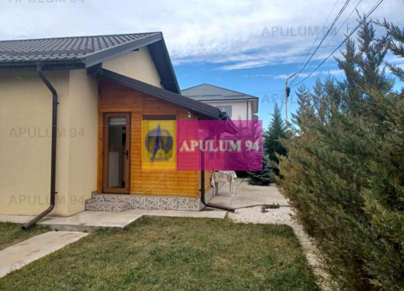 Casă 2020, parter+pod, garaj, magazie, curte 420 mp, Săbăreni - La 11 km de Bucuresti, prin Chitila si DN7, în Săbăreni, într-o zonă rezidentială nouă, ferită de traficul rutier. Localitatea este mărginită la nord si la est de 2 păduri. Casa este alcătuită din living, bucătărie, dormitor, baie, cameră tehnica, spatiu de depozitare, hol, terasă închisă si acoperită. Are structura de rezistență din beton armat si zidărie portantă, cu placă de beton peste parter. Podul este înalt, luminos, izolat iar casa este acoperită cu tiglă metalică Wetterbest de 0,5. Este izolată cu termosistem de 100 mm si tencuială decorativă siliconată. Este finisată complet: parchet, gresie, faianță, termopan, rulouri, aer conditionat, obiecte sanitare, usi interioare din lemn, iar cea principală din metal. Are centrală termică pe gaze în condensatie și calorifere. In plus imobilul beneficiază de garaj si de magazie. Curtea are 420 mp, este împrejmuită și amenajată: alei, arbusti ornamentali, flori, gazon. Pret 129.000 EUR. Comision 0.