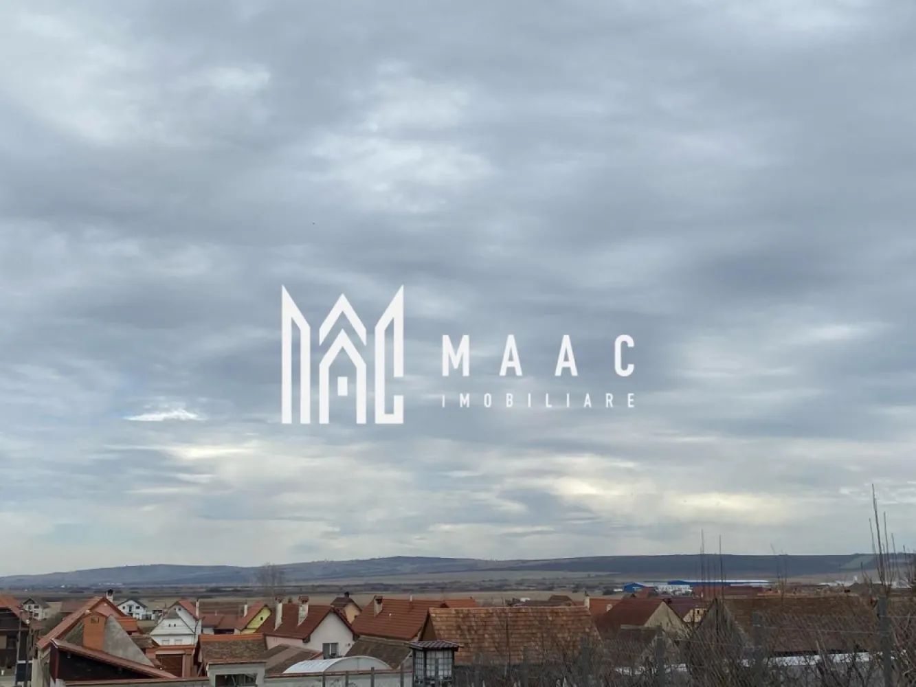 Casă Tip Duplex | 4 Camere | 2 Balcoane | Terasă | Șura Mică - Maac Imobiliare prezintă spre vânzare o vilă tip duplex, situată într-o zonă liniștită din Șura Mică, cu acces facil către Sibiu și în imediata apropiere a punctelor de interes.

Caracteristici generale:

Regim de înălțime: P+E+Pod
Suprafață utilă: 120 mp
Suprafață construită: 150 mp
Amprentă la sol: 70 mp
Suprafață teren: 120 mp
Suprafață curte liberă: 120 mp
An construcție: 2024
Stadiu: Finalizată, predare la alb
 Compartimentare:
 Parter: Living spațios, bucătărie închisă, baie, terasă generoasă
 Etaj: 3 dormitoare, baie, 2 balcoane
 Pod: Disponibil pe toată suprafața casei

 Dotări și beneficii:

Încălzire prin pardoseală la parter și calorifere la etaj
Centrală termică pe gaz
Geamuri termopan de înaltă calitate
Perete dublu, izolat între case
Acoperiș din țiglă
Loc de parcare inclus în preț
Curte cu acces auto

Pentru mai multe detalii precizati telefonic ca ati vazut anuntul ID: CP3041497