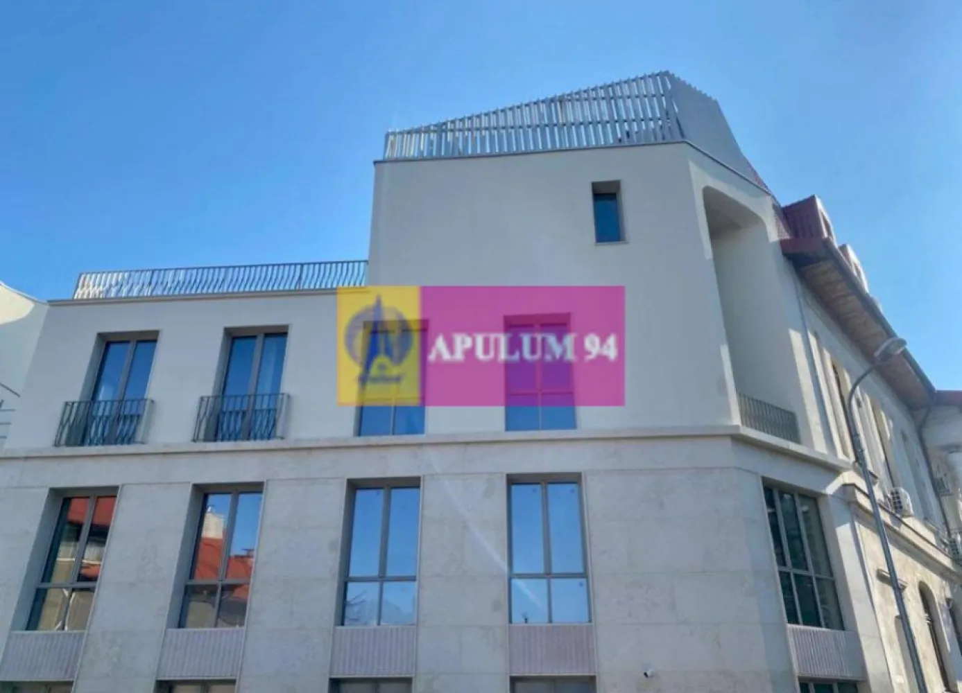 Apartament imobil NOU - Cartierul Armenesc, Parter - Inchiriază un apartament în cel mai exclusivist proiect boutique - strada Licurg 2, situat în inima Cartierului Armenesc. 
OFERTA SPECIALA ( timp limitat )

Caracteristici principale:

Suprafaţă utilă: 84 mp
Dispunere: Parter
Conditii inchiriere: 
1500 euro + TVA lunar. Contract minim 24 luni. Garantie doua luni. Rezidential. 
Loc parcare subteran : 150 euro + TVA / loc. Exista 2 locuri de parcare asignate acestui apartament. 

Design elegant: Faţade cu detalii de piatră atent lucrate, integrate armonios în peisajul local.
Estetică tradiţională: Materiale, culori şi texturi alese pentru a menţine un aspect estetic în armonie cu stilul arhitectural al zonei.
Lumină naturală: Ferestre ample care permit luminii naturale să inunde spaţiile.

Avantaje:

Localizare centrală: Cartierul Armenesc, cu atmosferă vibrantă şi acces facil la toate facilităţile urbane.
Posibilitate de personalizare: Amenajare după gusturile şi necesităţile afacerii dvs.
NOTA: Apartamentul se poate achizitiona la pretul de 395.000 euro + TVA. Locuri parcare - 2 per apartament. 32.000 euro + TVA / loc parcare.
Comision Agentie 0 pentru cumparator.
Pentru detalii şi vizionări, contactaţi-ne!