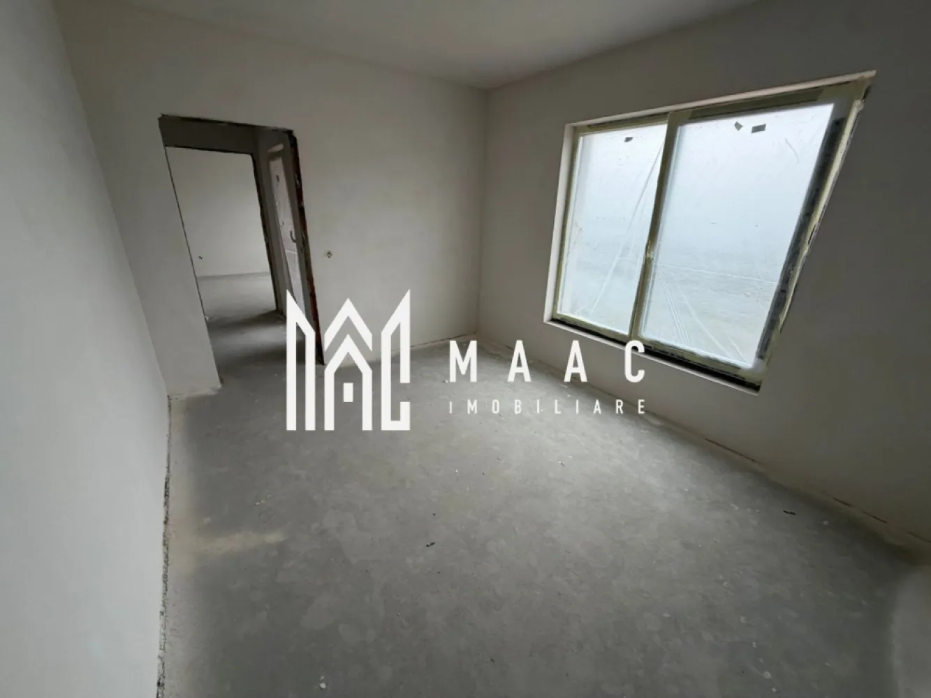 Casă Tip Duplex | 4 Camere | 2 Balcoane | Terasă | Șura Mică - Maac Imobiliare prezintă spre vânzare o vilă tip duplex, situată într-o zonă liniștită din Șura Mică, cu acces facil către Sibiu și în imediata apropiere a punctelor de interes.

Caracteristici generale:

Regim de înălțime: P+E+Pod
Suprafață utilă: 120 mp
Suprafață construită: 150 mp
Amprentă la sol: 70 mp
Suprafață teren: 120 mp
Suprafață curte liberă: 120 mp
An construcție: 2024
Stadiu: Finalizată, predare la alb
 Compartimentare:
 Parter: Living spațios, bucătărie închisă, baie, terasă generoasă
 Etaj: 3 dormitoare, baie, 2 balcoane
 Pod: Disponibil pe toată suprafața casei

 Dotări și beneficii:

Încălzire prin pardoseală la parter și calorifere la etaj
Centrală termică pe gaz
Geamuri termopan de înaltă calitate
Perete dublu, izolat între case
Acoperiș din țiglă
Loc de parcare inclus în preț
Curte cu acces auto

Pentru mai multe detalii precizati telefonic ca ati vazut anuntul ID: CP3041497
