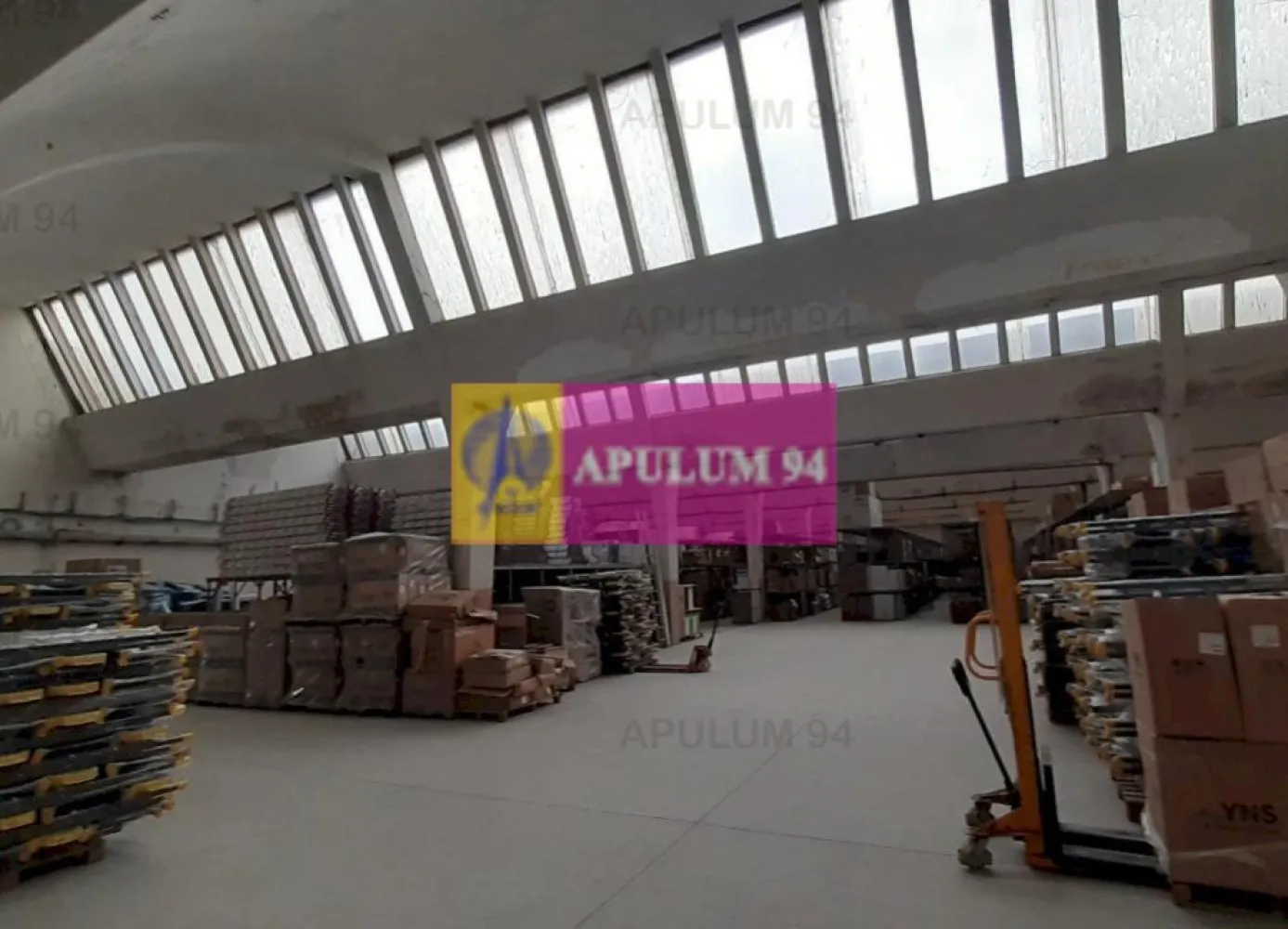 Hală 3600mp zona de Sud a capitalei - Hala depozitare și/sau productie situată in imediata apropiere a Bucureștiului cu acces facil din zona Berceni - Drumul Binelui (5 minute de zona LIDL/Kaufland Metalurgiei), zona Giurgiului-Dedeman - Cartierul Progresul este deasemenea la 5 minute, la nici 2 minute avem Soseaua de Centura, oferim deci un spațiu perfect pentru un hub lângă capitală. Vă oferim o suprafata acoperita utila de peste 3500 mp, structura din beton armat, cu acoperisul tip scoica din beton armat, cu ferestre mari care ne ajută să ne bucurăm de avantajele luminii naturale, avem însă și un bun sistem de iluminat electric, avem acces tir, toate utilitățile (apă, gaz, curent, canal). Vă oferim deci locul perfect pentru a vă desfășura activitatea în condiții optime. La pachet cu hala vă oferim un spațiu generos pentru birouri și o zonă ce se poate folosi ca showroom. Terenul total pe care îl punem la dispoziție este de 5000mp din care hala și birourile ocupă peste 4000mp, rămân astfel aproape 1000mp pentru parcare în jurul clădirii (minim 20-30 de mașini se pot parca lângă clădire). Un alt aspect important este faptul ca zona de locuit este la peste 700ml noi fiind practic în mijlocul unei zone logistice din Sudul Capitalei. Pentru mai multe detalii și vizionări nu ezitați să mă contactați, Daniel, Apulum94.