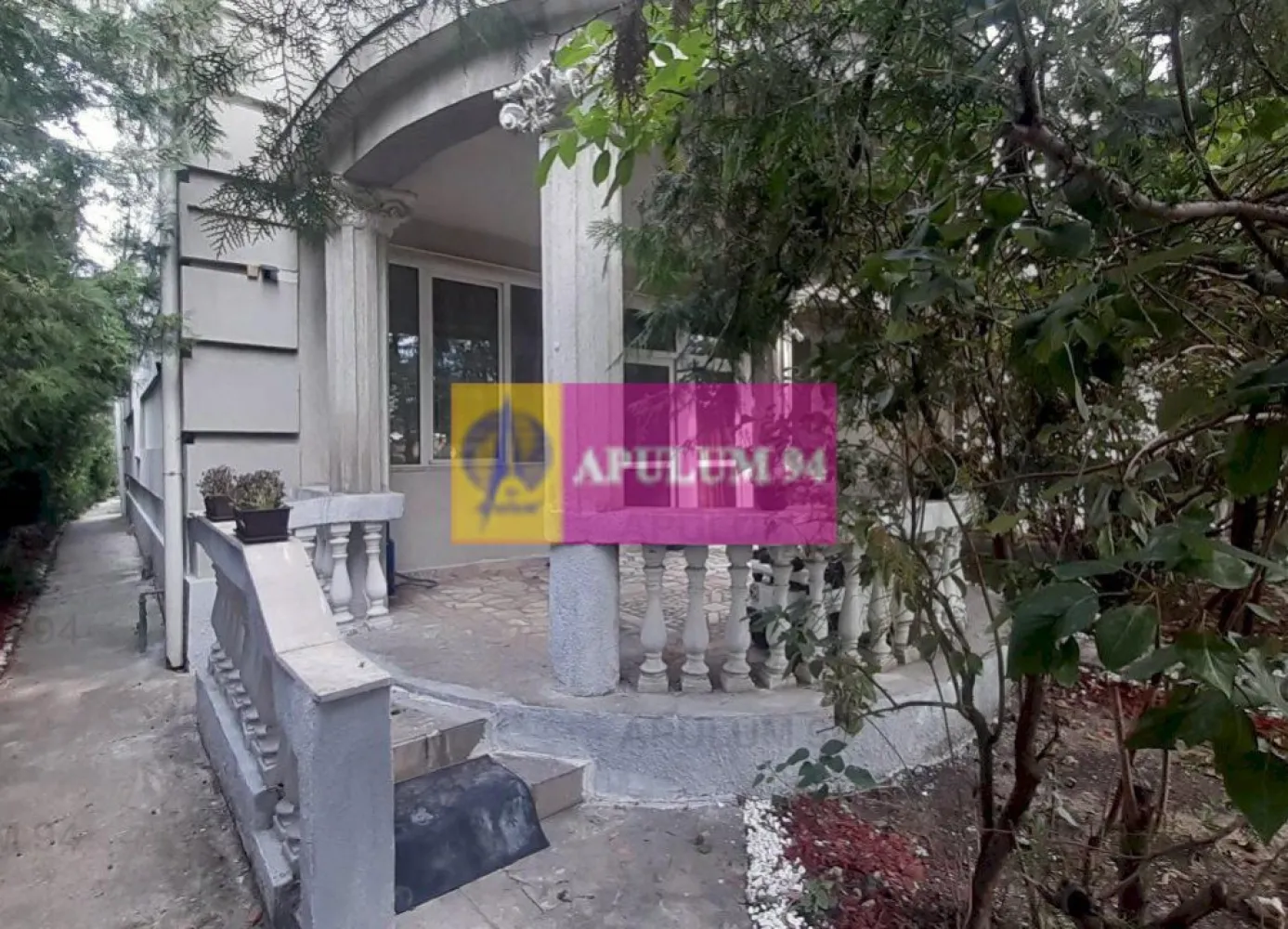 Cea mai frumoasă casă din zona Pipera - Băneasa - Am deosebita plăcere să vă propun spre cumpărare unul din cele mai frumoase imobile din România. Proiectul devenit realitate este opera doamnei arhitect Anca Petrescu. Un proiect de suflet pentru oameni deosebiți. Cine este Anca Petrescu? Google it! Dacă americanii îi au pe Frank Lloyd Wright și Ludwig Mies van der Rohe, francezii pe François Mansart și Le Corbusier spaniolii pe Gaudi și Calatrava, noi, în România avem o școală foarte bună de arhitectură iar doamna Anca Petrescu este unul din cei mai de seamă reprezentanți ai acestei instituții. Astfel noi la Băneasa, între Aleea Privighetorilor și Bulevardul Erou Iancu Nicolae, peste drum de Pădurea Băneasa și Grădina Zoo, la doi pași de Băneasa Shopping City și 5 minute de aeroportul Băneasa, chiar pe malul unui lac, avem un imobil care prezintă multe din caracteristicile Palatului Parlamentului. Un imobil extrem de solid și cu o arhitectură superbă, o emblemă al stilului imperial victorian translatat in modernitate. Accesul în imobil este unul somptuos cu scări de marmură, coloane înalte și vitralii deosebite. Avem saloane spațioase și luminoase ce oferă acces spre curte. Este locul perfect pentru a organiza recepții și alte evenimente cărora imobilul le va adăuga un plus de grandoare. Dormitoarele au suprafețe mari și oferă acces la terasele cu vedere la lac. Este un vis devenit realitate, un cămin aproape de tot ce însemnă viața tumultoasă a orașului vibrant oferind însă intimitatea și căldura unui stațiu ferit de zgomot și poluare . Casa pe care o propun spre vânzare este acel imobil de pe malul lacului, cu o curte mare, locul în care visele prind viață, se trăiesc și devin povești pentru generațiile viitoare. Terenul de care se bucură proprietatea are o pantă plăcută ce se coboară spre luciul apei, o pantă care poate fi speculată de un om cu viziune. Integrarea imobilului existent într-o dezvoltare imobiliară ar putea reprezenta deasemenea o adevărată provocare pentru o echipă bună de arhitecți și developeri. Acest imobil nu se i vinde oricui, este o proprietate care se va preda doar în condiții agreate de proprietar către un cumpărător care dovedește pe lângă bonitatea necesară și ceva în plus. Prețul poate suporta negociere dar contează mult contextul și modul de abordare în negociere. Pentru mai multe detalii și programarea de vizionări nu ezitați să mă conatactați, Daniel, Apulum94. Facilităm și achiziționarea prin credit ipotecar prin intermediul partenerilor, agenția imobiliară percepe un comision de 3% din prețul de tranzacționare și la vizionare se semnează contract de prestări servicii.
