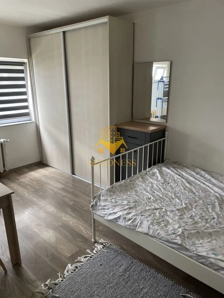 1 camera, Marasti, Expo Transilvania, FSEGA, Aurel Vlaicu, Kaufland - GOLDNESS Imobiliare vă propune spre închiriere un apartament cu 1 camere complet mobilat și utilat, la etajul 1 într-un imobil de 4 etaje, în Cartierul Marasti.
Se află în apropierea stațiilor de transport în comun, magazine, restaurante, spații verzi, farmacii, etc. 

Apartamentul este compartimentat astfel:
 - camera cu pat matrimonial, dressing, noptiere
 - bucătărie complet utilată și mobilată, loc de servit masa 
 - baie cu dus walkin, calorifer port prosop și dulap pentru depozitare.

Imobilul este dotat cu toate cele necesare- termoficare, frigider, aragaz, hotă, mașină de spălat haine, etc. 

Dacă sunteți interesați de acest apartament și doriți să îl vizionați, dar și pentru alte oferte nu ezitați să ne contactați telefonic sau prin e-mail. Vă stăm la dispoziție!
Pentru intermediere se percepe un comision de 50% din prețul chiriei!