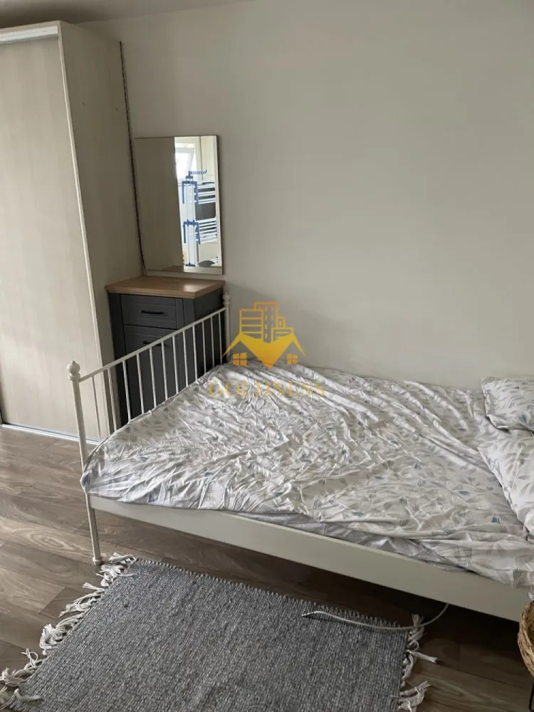 1 camera, Marasti, Expo Transilvania, FSEGA, Aurel Vlaicu, Kaufland - GOLDNESS Imobiliare vă propune spre închiriere un apartament cu 1 camere complet mobilat și utilat, la etajul 1 într-un imobil de 4 etaje, în Cartierul Marasti.
Se află în apropierea stațiilor de transport în comun, magazine, restaurante, spații verzi, farmacii, etc. 

Apartamentul este compartimentat astfel:
 - camera cu pat matrimonial, dressing, noptiere
 - bucătărie complet utilată și mobilată, loc de servit masa 
 - baie cu dus walkin, calorifer port prosop și dulap pentru depozitare.

Imobilul este dotat cu toate cele necesare- termoficare, frigider, aragaz, hotă, mașină de spălat haine, etc. 

Dacă sunteți interesați de acest apartament și doriți să îl vizionați, dar și pentru alte oferte nu ezitați să ne contactați telefonic sau prin e-mail. Vă stăm la dispoziție!
Pentru intermediere se percepe un comision de 50% din prețul chiriei!