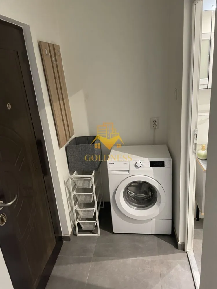 1 camera, Marasti, Expo Transilvania, FSEGA, Aurel Vlaicu, Kaufland - GOLDNESS Imobiliare vă propune spre închiriere un apartament cu 1 camere complet mobilat și utilat, la etajul 1 într-un imobil de 4 etaje, în Cartierul Marasti.
Se află în apropierea stațiilor de transport în comun, magazine, restaurante, spații verzi, farmacii, etc. 

Apartamentul este compartimentat astfel:
 - camera cu pat matrimonial, dressing, noptiere
 - bucătărie complet utilată și mobilată, loc de servit masa 
 - baie cu dus walkin, calorifer port prosop și dulap pentru depozitare.

Imobilul este dotat cu toate cele necesare- termoficare, frigider, aragaz, hotă, mașină de spălat haine, etc. 

Dacă sunteți interesați de acest apartament și doriți să îl vizionați, dar și pentru alte oferte nu ezitați să ne contactați telefonic sau prin e-mail. Vă stăm la dispoziție!
Pentru intermediere se percepe un comision de 50% din prețul chiriei!