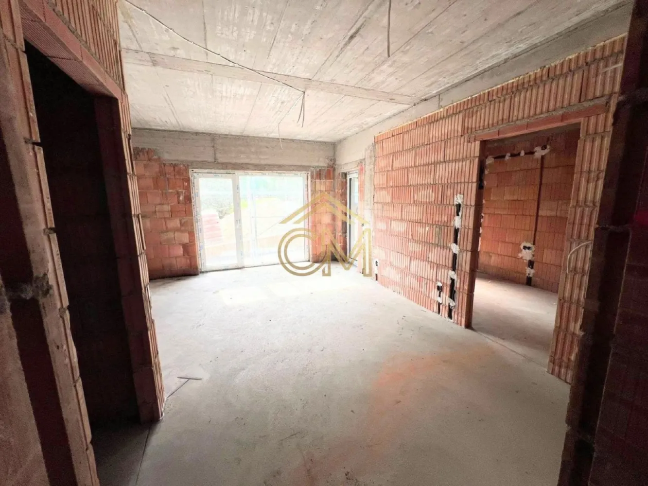 Garsoniera Decomandata-Parter-Terasa-Parcare-37MPU - Garsonieră Nouă cu Finisaje Premium și Panoramă spre Munți – DaVinci Homes (Zona de Vest) 
Comision 0%

Descopere Noul Tău Cămin: Confort, Natură și Conexiune Rapidă
Îți dorești o locuință care oferă mai mult decât patru pereți? În ansamblul rezidențial DaVinci Homes, nu cumperi doar o proprietate, ci un stil de viață echilibrat, într-o comunitate modernă unde accentul este pus pe confort și natură.

Vă propunem spre vânzare o garsonieră nouă, inteligent compartimentată, cu o suprafață utilă de 37 mp și bucătărie separată. Datorită poziționării strategice și a cererii ridicate din zonă, această proprietate reprezintă o oportunitate excelentă atât pentru locuit, cât și pentru o investiție sigură pe termen lung.

 Detalii Proprietate & Compartimentare
Tip locuință: Garsonieră (ideală pentru locuit sau investiție)

Suprafață utilă: 37 mp

Compartimentare: Eficientă, cu bucătărie separată (pentru un plus de confort și funcționalitate)

Balcon: Orientare sud-vestica, finisat elegant cu granit și balustradă din sticlă securizată.

 Eficiență Energeticã și Dotări Premium (Standard Înalt)
Construcția este proiectată inteligent pentru a asigura costuri minime de întreținere și un confort termic excepțional în orice sezon:

Performanță: Clasă energetică A, izolație exterioară cu vată bazaltică.

Climatizare: Încălzire în pardoseală, centrală termică în condensare și aer condiționat inclus în standard.

Izolație fonică/termică: Tâmplărie PVC performantă cu 5 camere și 3 foi de sticlă.

Detalii estetice: Fațadă decorată cu larice siberian și piatră naturală, iar casa scării este placată integral cu granit.

 Avantajele Ansamblului Rezidențial DaVinci Homes
45% Spații Verzi: Un plămân verde chiar la tine acasă, cu arbori ornamentali maturi încă din prima zi și sistem automatizat de irigație.

Facilități: Locuri de joacă special amenajate pentru copii și locuri de parcare incluse.

Infrastructură: Drumuri complet pavate și acces facil din mai multe direcții.

Poziționare unică: Priveliște panoramică superbă spre munți și acces rapid către oraș, fără ambuteiajele specifice zonelor aglomerate – economisești timp prețios în fiecare zi!

 Prețuri și Modalități de Plată
 Tranzacție cu COMISION 0% la cumpărător!

Se acceptă plata din surse proprii sau prin credit bancar.

76.200 Euro – în stadiul finisat la alb

81.300 Euro – în stadiul finisat la cheie

📞 Vrei să o vezi de aproape?
Pentru mai multe detalii sau pentru a programa o vizionare la fața locului, contactează-ne cu încredere la numărul de telefon: 0732.258.587.
