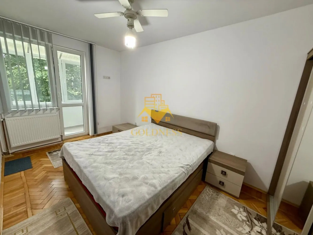 2 camere decomandate, balcon, Gheorgheni, Snagov, Iulius Mall, Fsega - GOLDNESS Imobiliare vă propune spre închiriere un apartament cu 2 camere complet mobilat și utilat, la etajul 2 într-un imobil de 4 etaje, în Cartierul Gheorgheni .
Se poate parca prin zona
Se află în apropierea stațiilor de transport în comun, magazine, restaurante, spații verzi, farmacii, etc. 

Apartamentul este compartimentat astfel:
 - dormitor cu pat matrimonial, dressing, noptiere
- dormitor cu canapea extensibila
 - bucatarie open space complet utilată și mobilată, loc de servit masa 
 - baie cu cada calorifer port prosop și dulap pentru depozitare.
 - balcon de 6 mp.

Imobilul este dotat cu toate cele necesare- centrală proprie, frigider, aragaz, hotă, mașină de spălat haine, etc. 

Dacă sunteți interesați de acest apartament și doriți să îl vizionați, dar și pentru alte oferte nu ezitați să ne contactați telefonic sau prin e-mail. Vă stăm la dispoziție!
Pentru intermediere se percepe un comision de 50% din prețul chiriei!