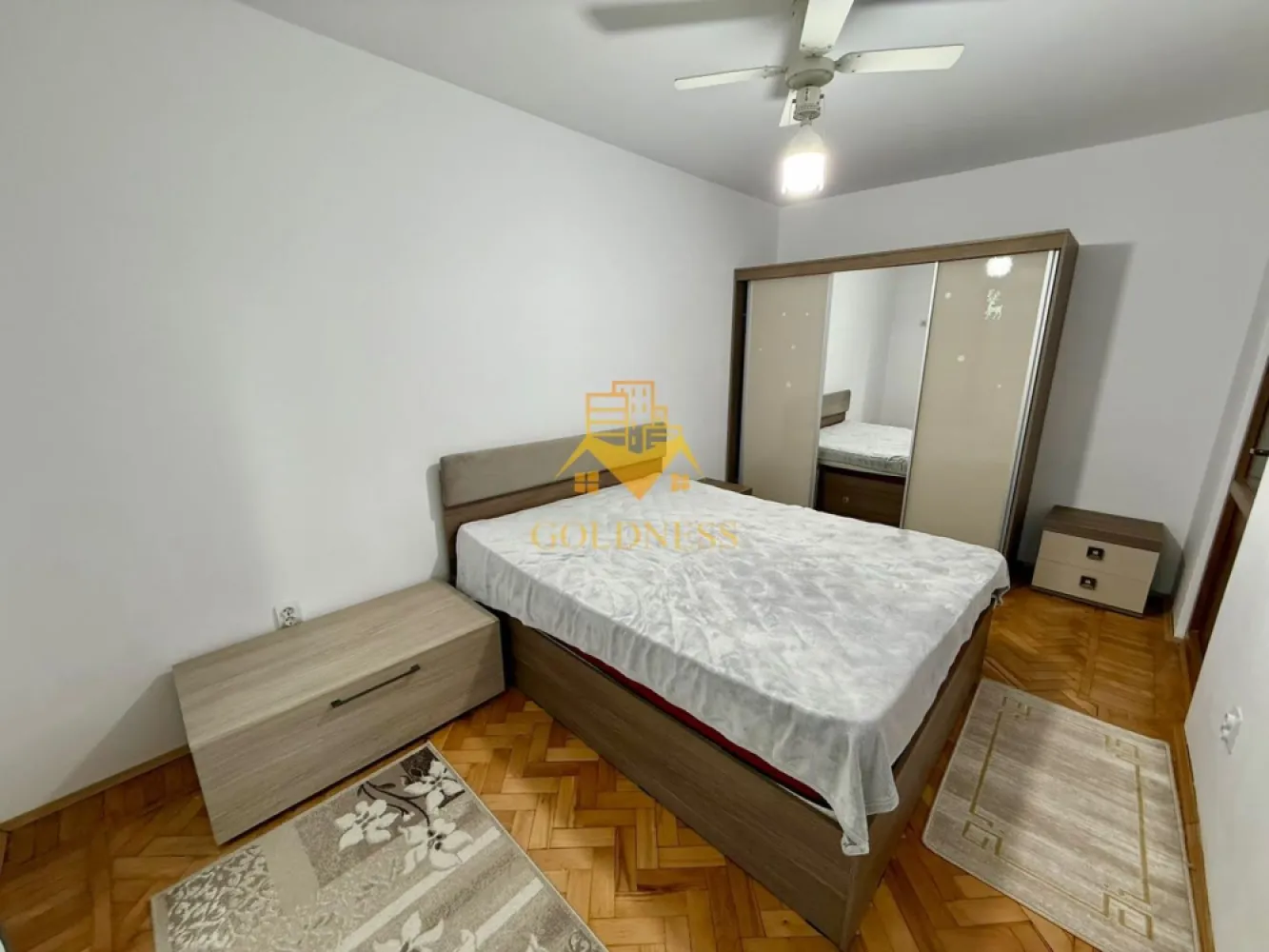 2 camere decomandate, balcon, Gheorgheni, Snagov, Iulius Mall, Fsega - GOLDNESS Imobiliare vă propune spre închiriere un apartament cu 2 camere complet mobilat și utilat, la etajul 2 într-un imobil de 4 etaje, în Cartierul Gheorgheni .
Se poate parca prin zona
Se află în apropierea stațiilor de transport în comun, magazine, restaurante, spații verzi, farmacii, etc. 

Apartamentul este compartimentat astfel:
 - dormitor cu pat matrimonial, dressing, noptiere
- dormitor cu canapea extensibila
 - bucatarie open space complet utilată și mobilată, loc de servit masa 
 - baie cu cada calorifer port prosop și dulap pentru depozitare.
 - balcon de 6 mp.

Imobilul este dotat cu toate cele necesare- centrală proprie, frigider, aragaz, hotă, mașină de spălat haine, etc. 

Dacă sunteți interesați de acest apartament și doriți să îl vizionați, dar și pentru alte oferte nu ezitați să ne contactați telefonic sau prin e-mail. Vă stăm la dispoziție!
Pentru intermediere se percepe un comision de 50% din prețul chiriei!