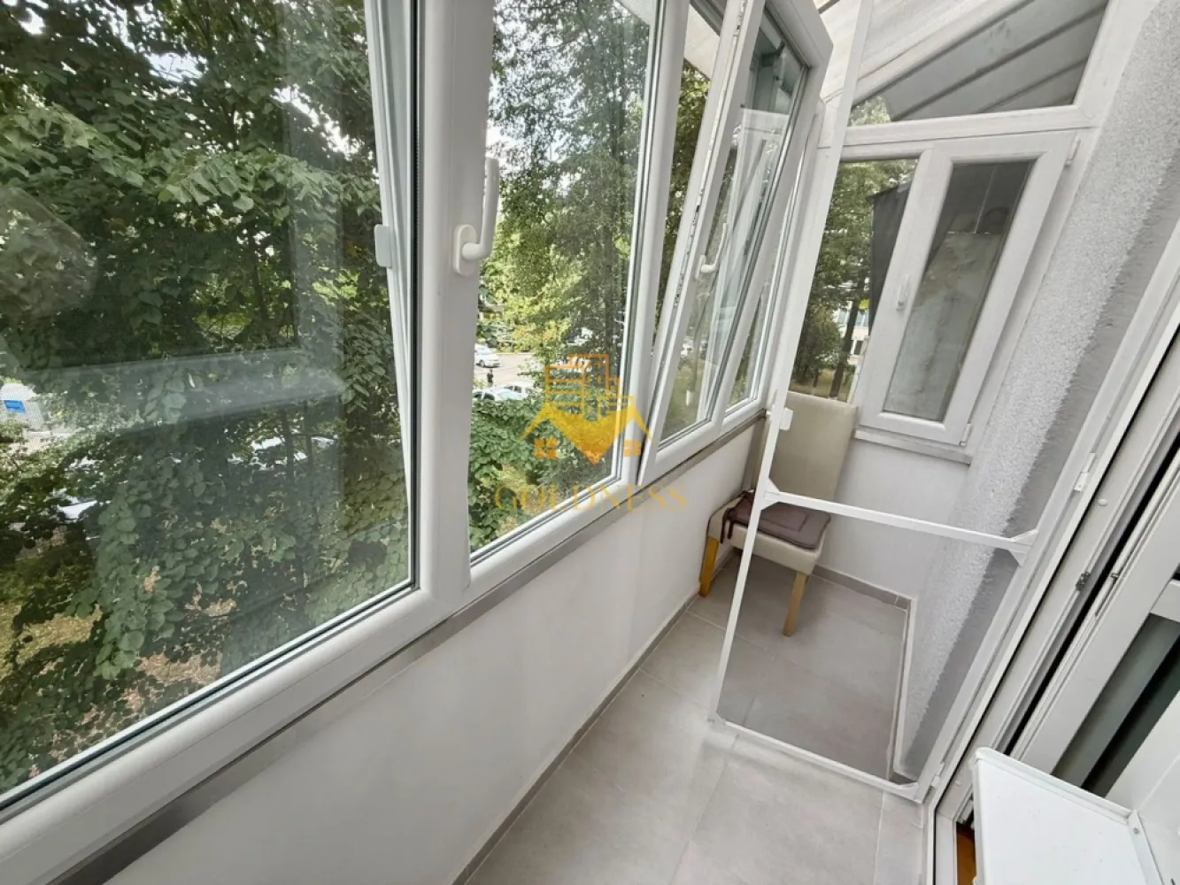 2 camere decomandate, balcon, Gheorgheni, Snagov, Iulius Mall, Fsega - GOLDNESS Imobiliare vă propune spre închiriere un apartament cu 2 camere complet mobilat și utilat, la etajul 2 într-un imobil de 4 etaje, în Cartierul Gheorgheni .
Se poate parca prin zona
Se află în apropierea stațiilor de transport în comun, magazine, restaurante, spații verzi, farmacii, etc. 

Apartamentul este compartimentat astfel:
 - dormitor cu pat matrimonial, dressing, noptiere
- dormitor cu canapea extensibila
 - bucatarie open space complet utilată și mobilată, loc de servit masa 
 - baie cu cada calorifer port prosop și dulap pentru depozitare.
 - balcon de 6 mp.

Imobilul este dotat cu toate cele necesare- centrală proprie, frigider, aragaz, hotă, mașină de spălat haine, etc. 

Dacă sunteți interesați de acest apartament și doriți să îl vizionați, dar și pentru alte oferte nu ezitați să ne contactați telefonic sau prin e-mail. Vă stăm la dispoziție!
Pentru intermediere se percepe un comision de 50% din prețul chiriei!