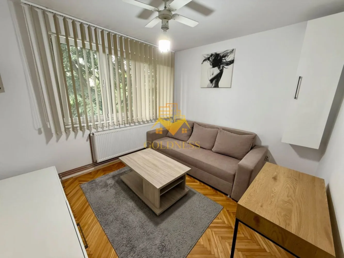 2 camere decomandate, balcon, Gheorgheni, Snagov, Iulius Mall, Fsega - GOLDNESS Imobiliare vă propune spre închiriere un apartament cu 2 camere complet mobilat și utilat, la etajul 2 într-un imobil de 4 etaje, în Cartierul Gheorgheni .
Se poate parca prin zona
Se află în apropierea stațiilor de transport în comun, magazine, restaurante, spații verzi, farmacii, etc. 

Apartamentul este compartimentat astfel:
 - dormitor cu pat matrimonial, dressing, noptiere
- dormitor cu canapea extensibila
 - bucatarie open space complet utilată și mobilată, loc de servit masa 
 - baie cu cada calorifer port prosop și dulap pentru depozitare.
 - balcon de 6 mp.

Imobilul este dotat cu toate cele necesare- centrală proprie, frigider, aragaz, hotă, mașină de spălat haine, etc. 

Dacă sunteți interesați de acest apartament și doriți să îl vizionați, dar și pentru alte oferte nu ezitați să ne contactați telefonic sau prin e-mail. Vă stăm la dispoziție!
Pentru intermediere se percepe un comision de 50% din prețul chiriei!