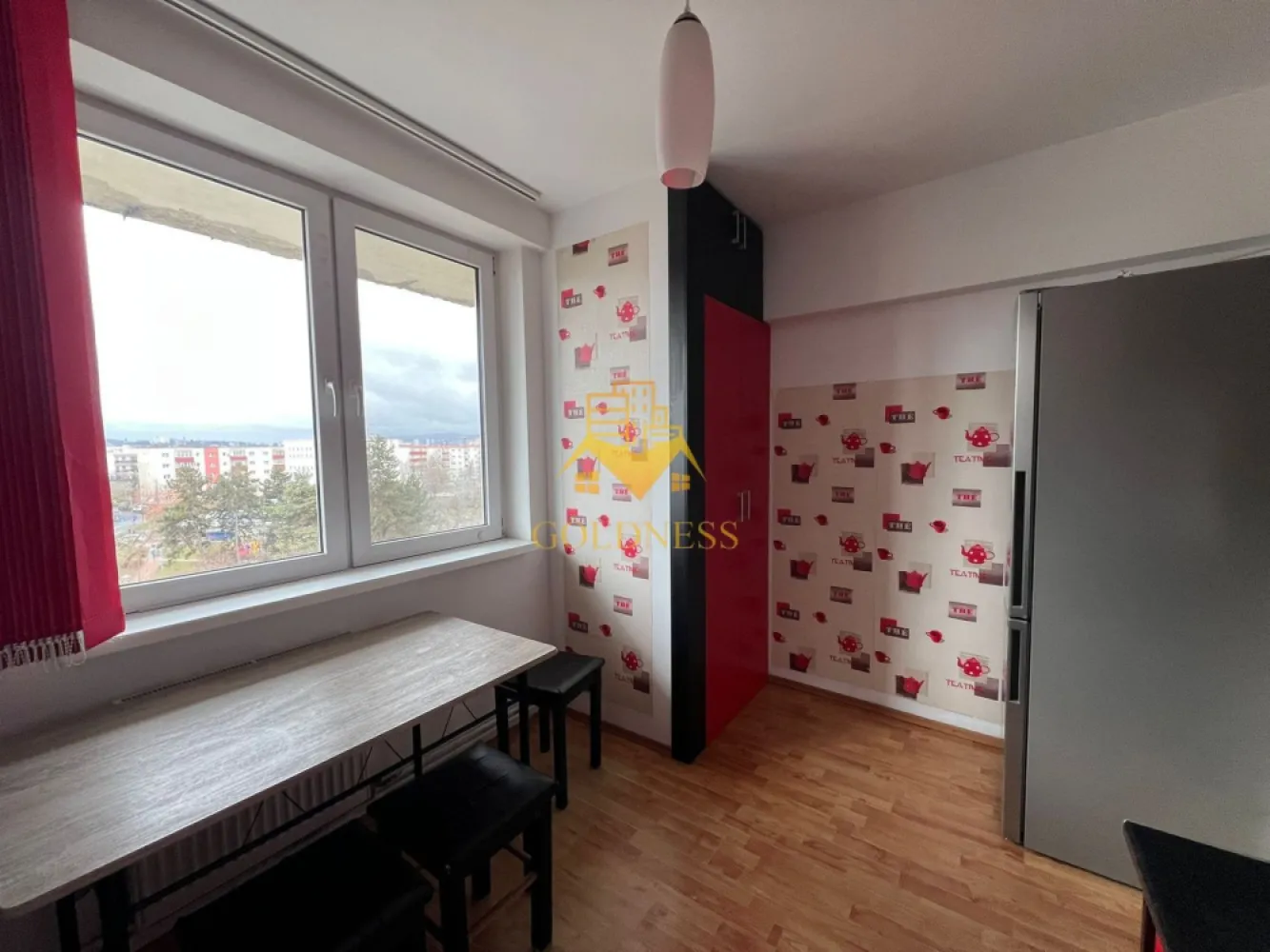 2 camere, Gheorgheni, Iulius Mall, FSEGA, LIDL, Interservisan - GOLDNESS Imobiliare vă propune spre închiriere un apartament cu 2 camere semidecomandate complet mobilat și utilat, la etajul 5 într-un imobil de 10 etaje, în Cartierul Gheorgheni.
Posibilitate de parcare in zona la liber.
Se află în apropierea stațiilor de transport în comun, magazine, restaurante, spații verzi, farmacii, etc. 

Apartamentul este compartimentat astfel:
 - dormitor cu o canapea extensibila, dressing, 
 - camera de trecere cu o canapea extensibilă, dulapuri
 - bucatarie complet utilată și mobilată, , loc de servit masa 
 - baie cu cada, calorifer port prosop și dulap pentru depozitare.
 - terasa de 8 mp.

Imobilul este dotat cu toate cele necesare- centrală proprie, frigider, aragaz, hotă, mașină de spălat haine, etc. 

Dacă sunteți interesați de acest apartament și doriți să îl vizionați, dar și pentru alte oferte nu ezitați să ne contactați telefonic sau prin e-mail. Vă stăm la dispoziție!
Pentru intermediere se percepe un comision de 50% din prețul chiriei!
