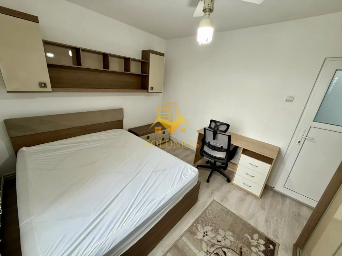 2 Camere decomandate, Gheorgheni, Iulius Mall, FSEGA, Lidl, Titulescu - GOLDNESS Imobiliare vă propune spre închiriere un apartament cu 2 camere complet mobilat și utilat, la etajul 6 într-un imobil de 10 etaje, în Cartierul Gheorgheni.
Se află în apropierea stațiilor de transport în comun, magazine, restaurante, spații verzi, farmacii, etc. 
 -Balcon 5 MP

Apartamentul este compartimentat astfel:
 - dormitor cu pat matrimonial, dressing, noptiere
 - bucatarie complet utilată și mobilată, loc de servit masa 
 -living cu canapea extensibila, TV
 - baie cu cada, calorifer port prosop și dulap pentru depozitare.
 - 2 balcoane inchise de cate 5 mp
Imobilul este dotat cu toate cele necesare- centrală proprie, frigider, aragaz, hotă, mașină de spălat haine, etc. 

Dacă sunteți interesați de acest apartament și doriți să îl vizionați, dar și pentru alte oferte nu ezitați să ne contactați telefonic sau prin e-mail. Vă stăm la dispoziție!
Pentru intermediere se percepe un comision de 50% din prețul chiriei!